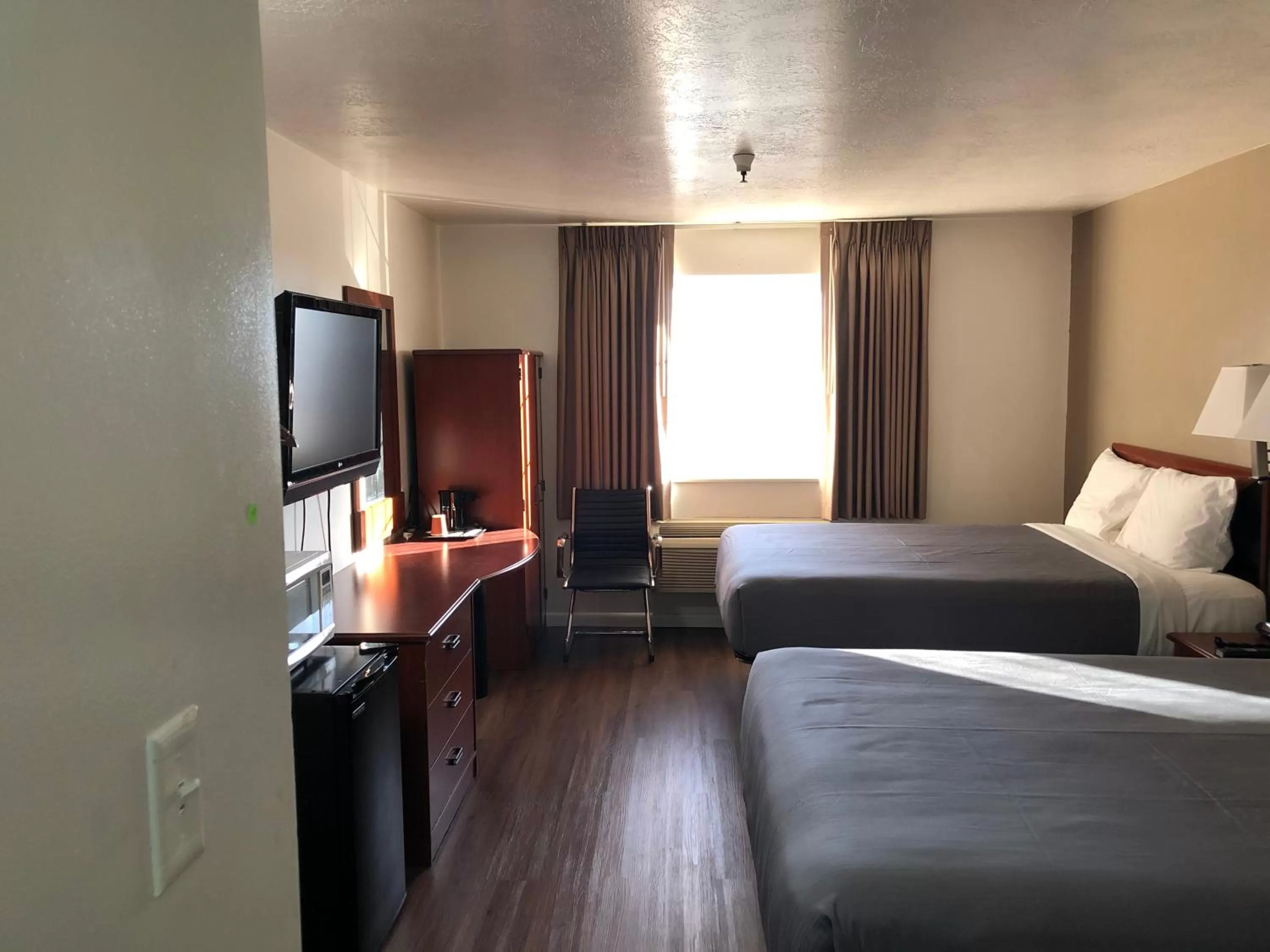 Bed in Ameri-Stay Inn & Suites