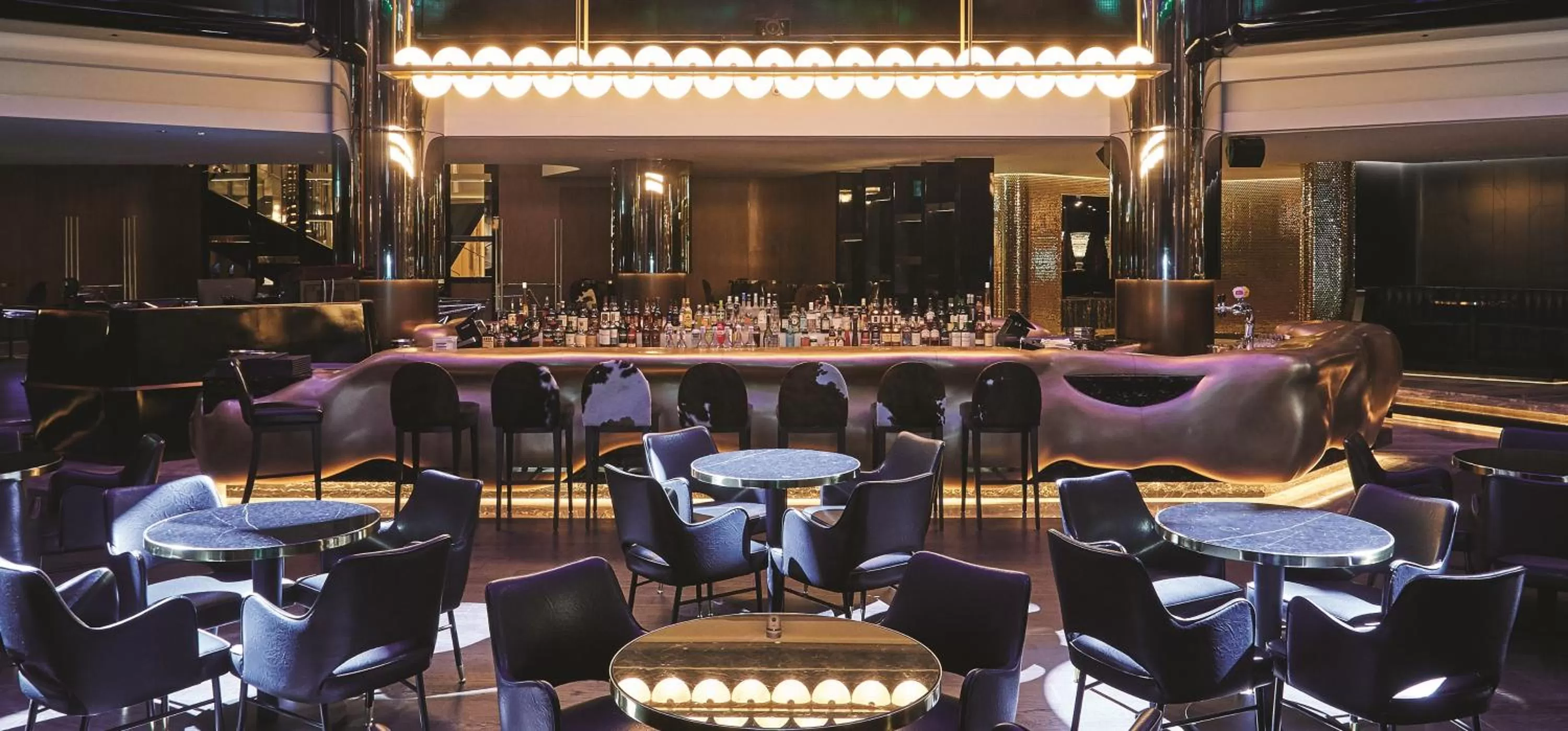 Lounge or bar in Paradise City