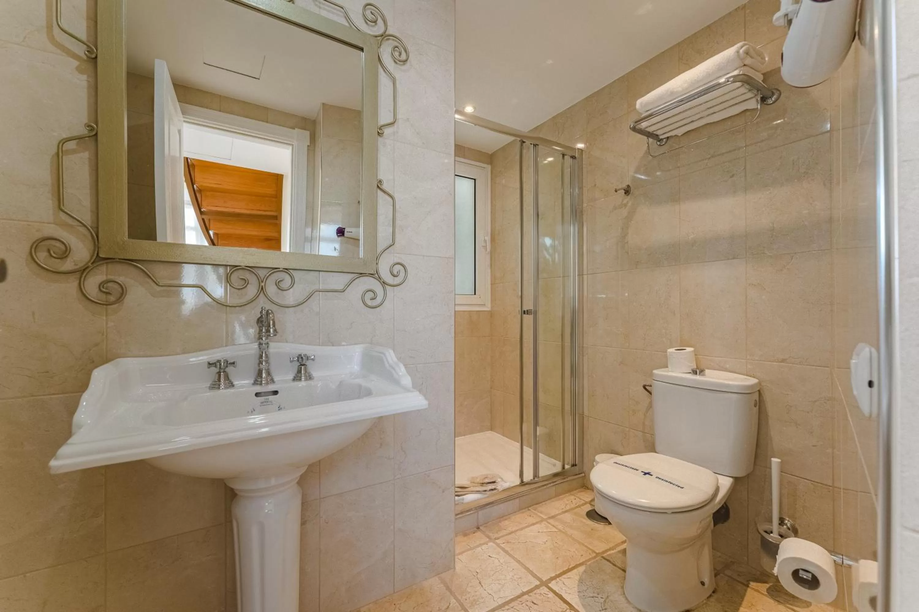 Bathroom in Flamingo Suites Boutique Hotel
