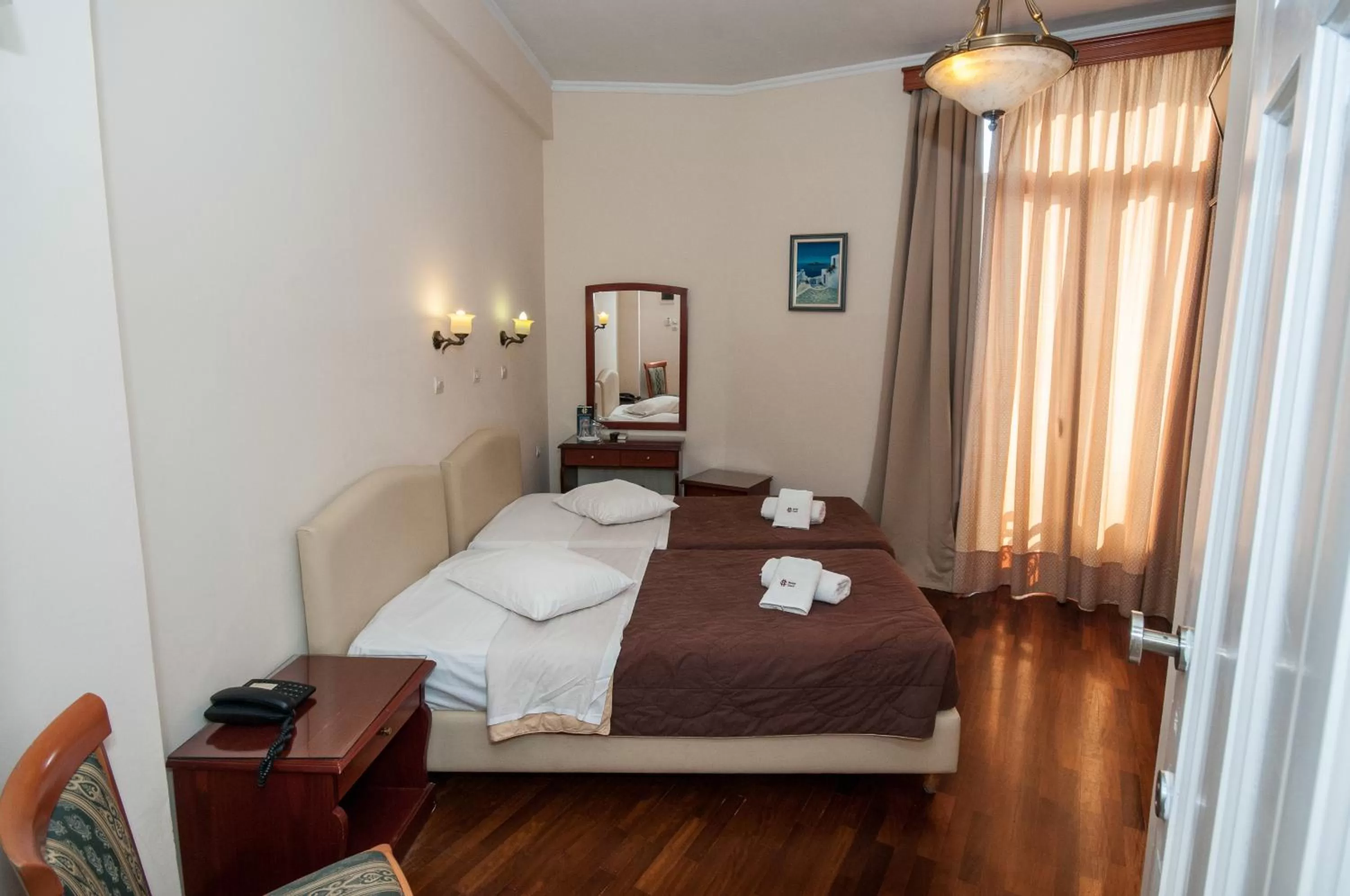 Photo of the whole room, Bed in Cecil Hotel