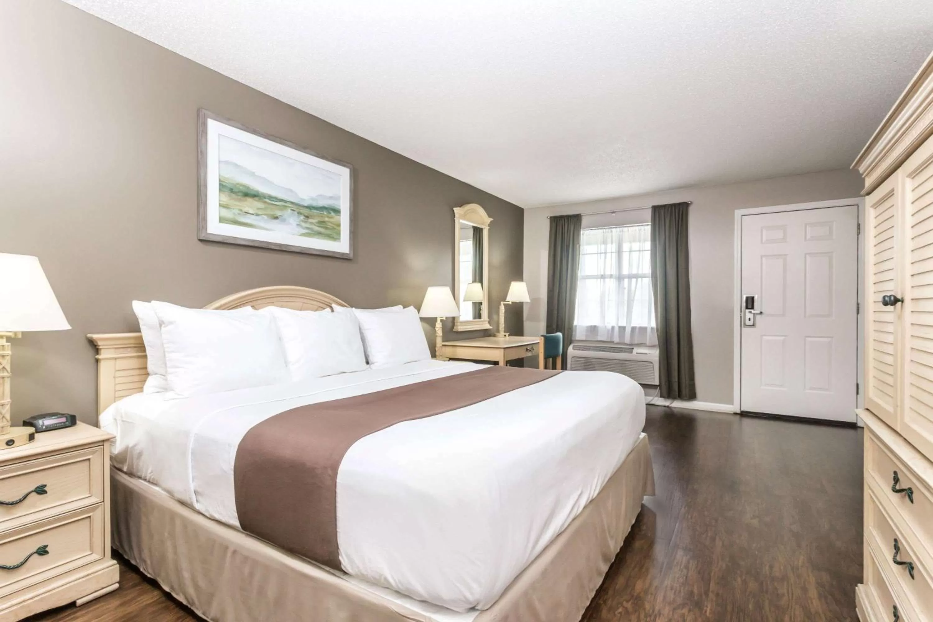 Photo of the whole room, Bed in Super 8 by Wyndham Madison