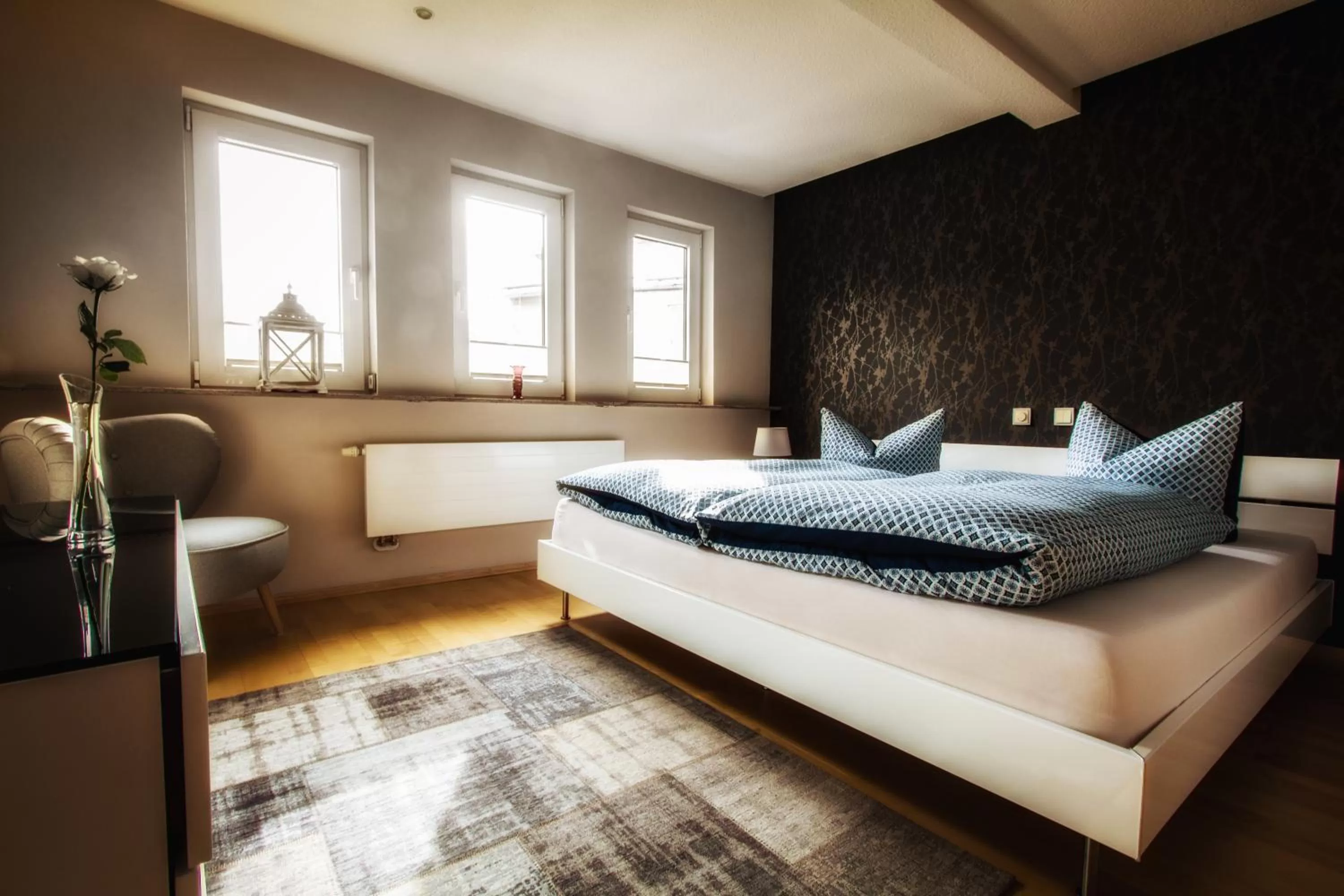 Photo of the whole room, Bed in Vergissmeinnicht