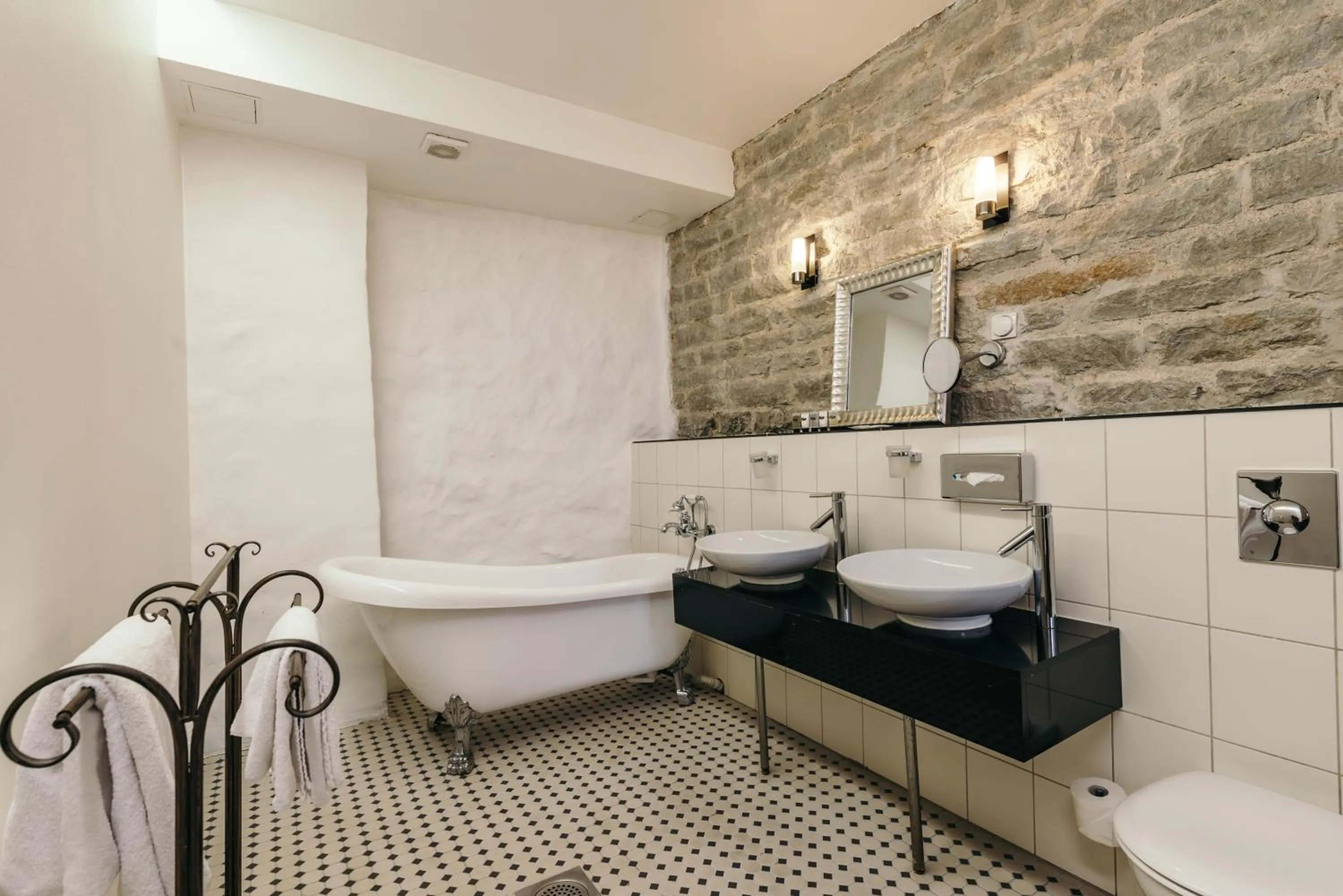 Bathroom, Bed in Merchants House Hotel