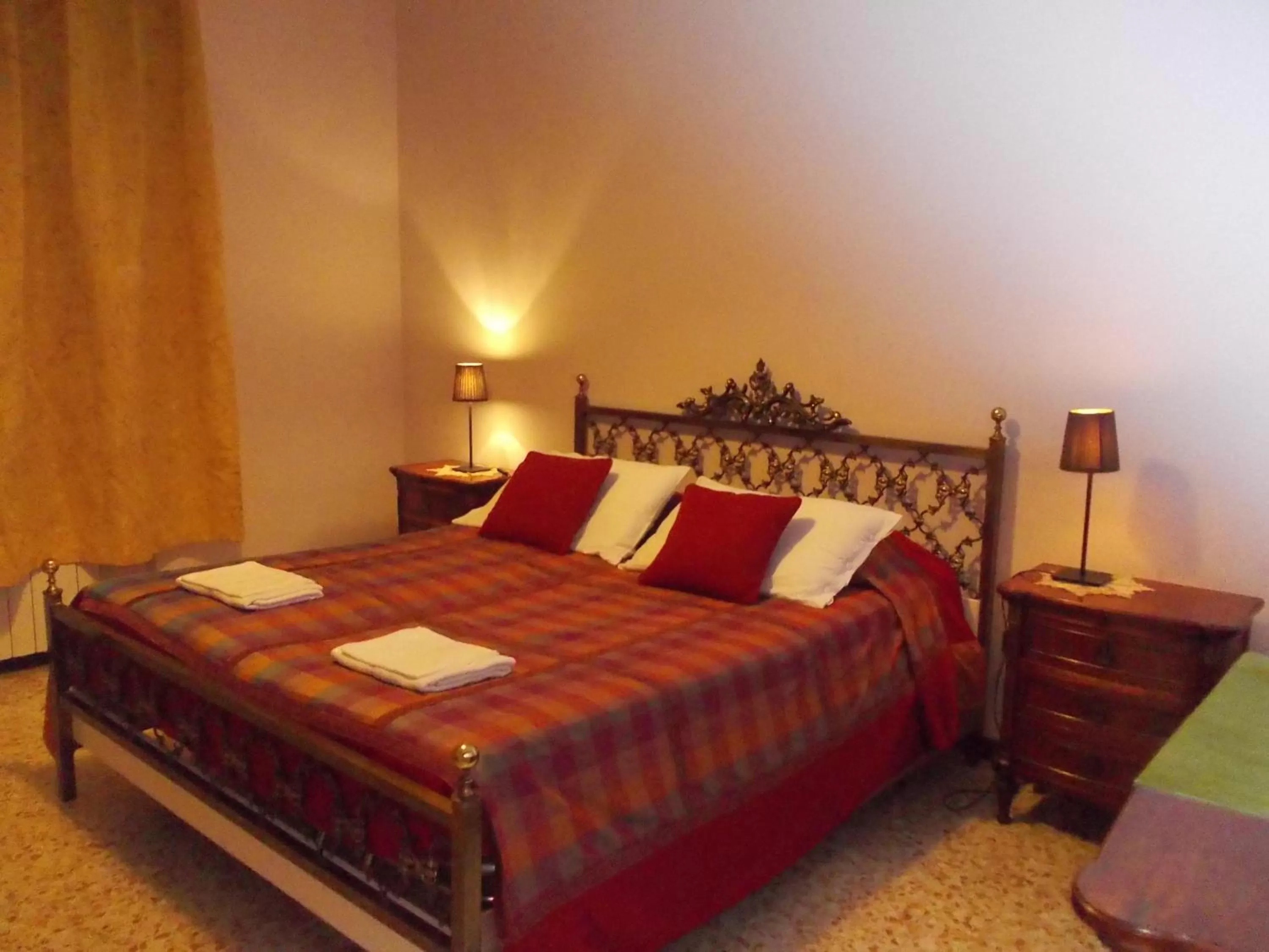 Photo of the whole room, Bed in Travellers Lodge Bed & Rooms