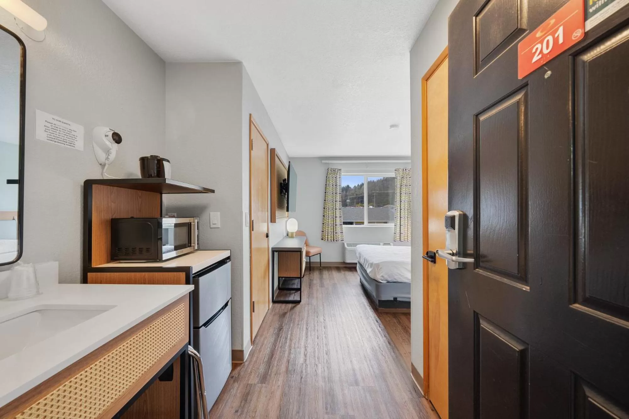 Bed in Garibaldi Inn at the Bay