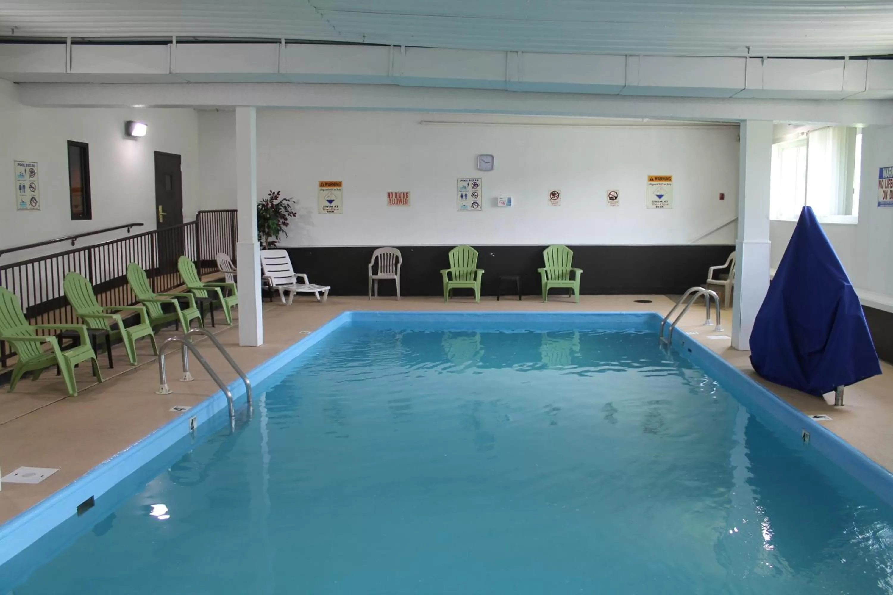 Swimming pool in Days Inn & Suites by Wyndham Bridgeport - Clarksburg