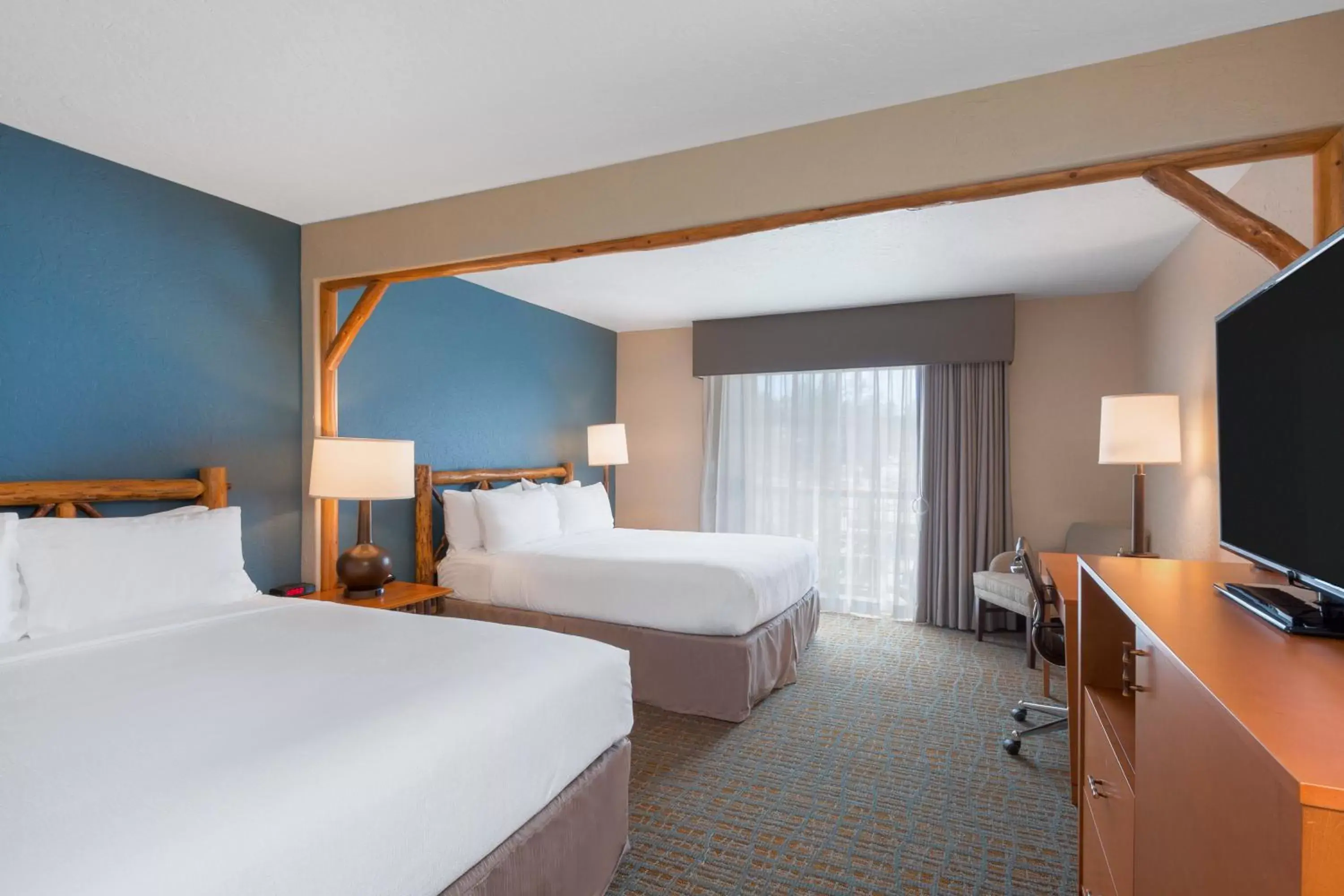 Queen Room with Two Queen Beds and Pool View in Holiday Inn Resort The Lodge at Big Bear Lake by IHG Queen Room with Two Queen Beds and Pool View in Holiday Inn Resort The Lodge at Big Bear Lake by IHG