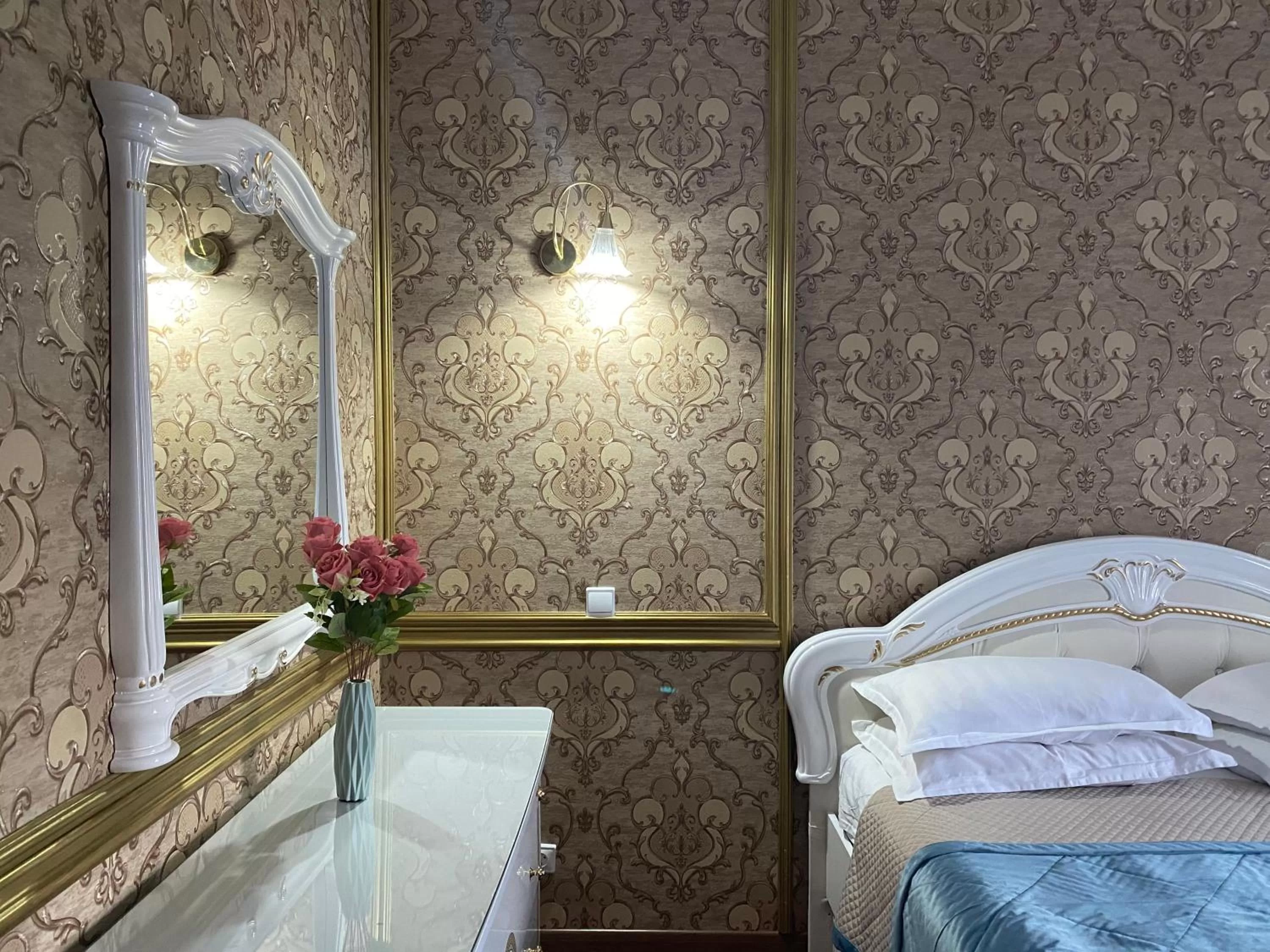 Bedroom, Bathroom in Lion Hotel