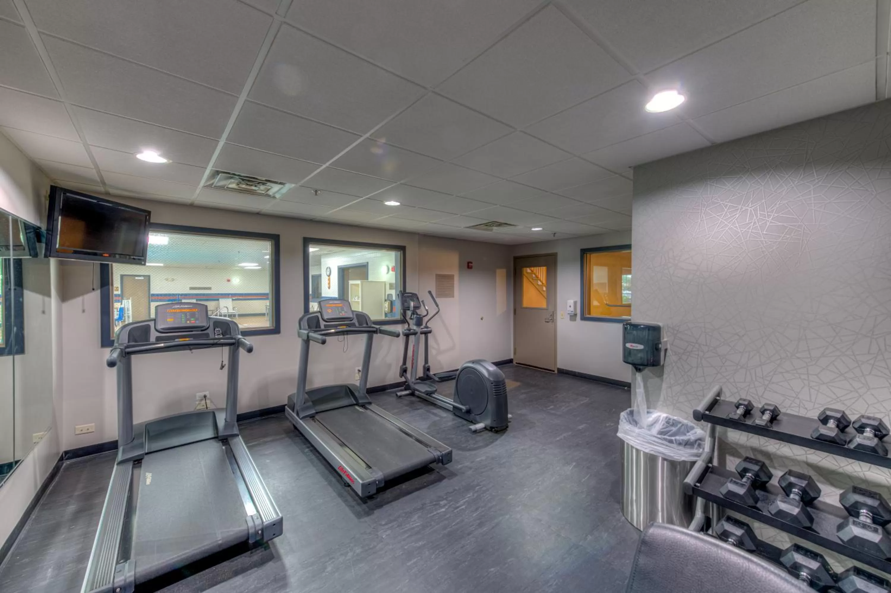 Fitness centre/facilities in Country Inn & Suites by Radisson, Crystal Lake, IL
