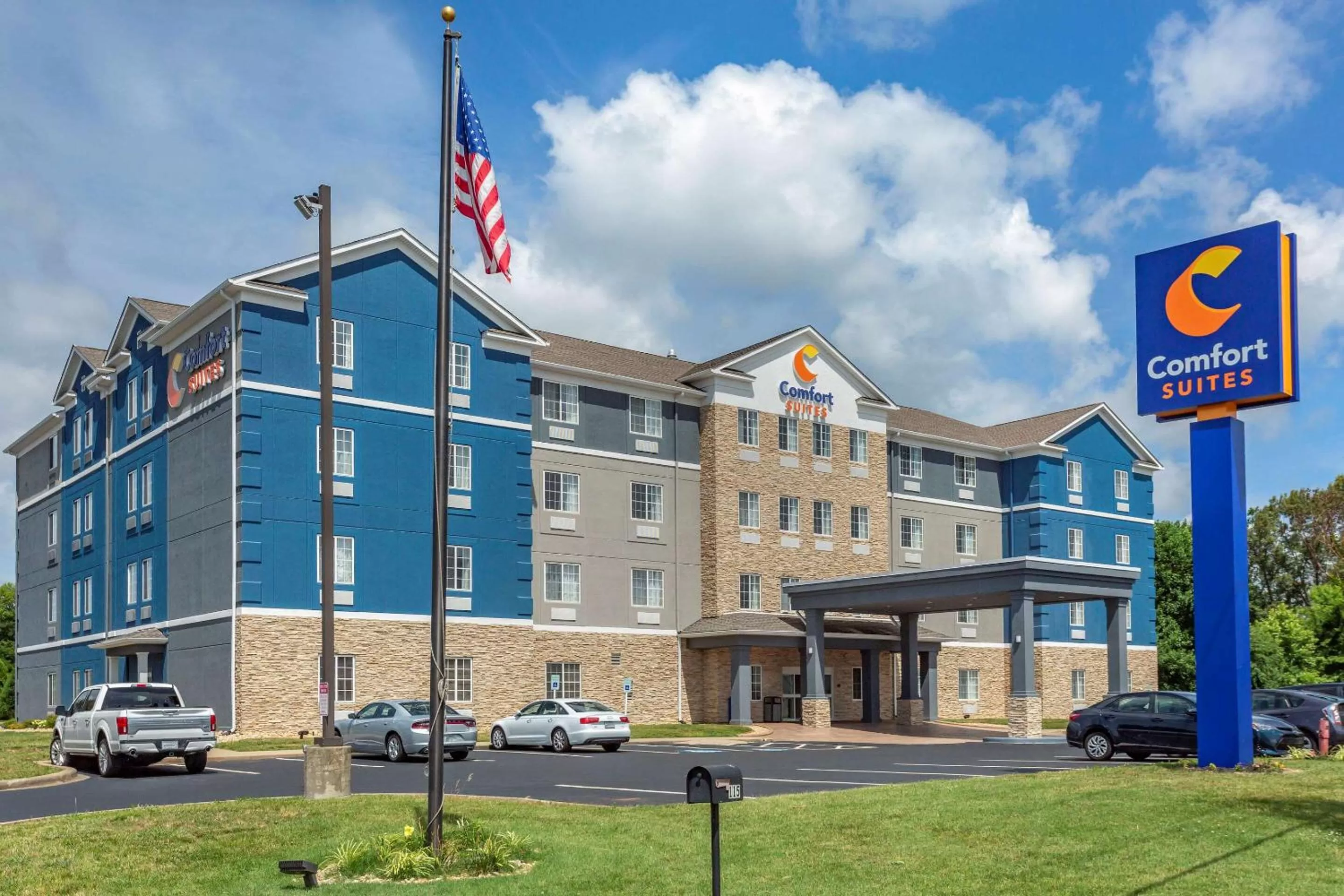 Property building in Comfort Suites Clarksville near Governors Square Mall