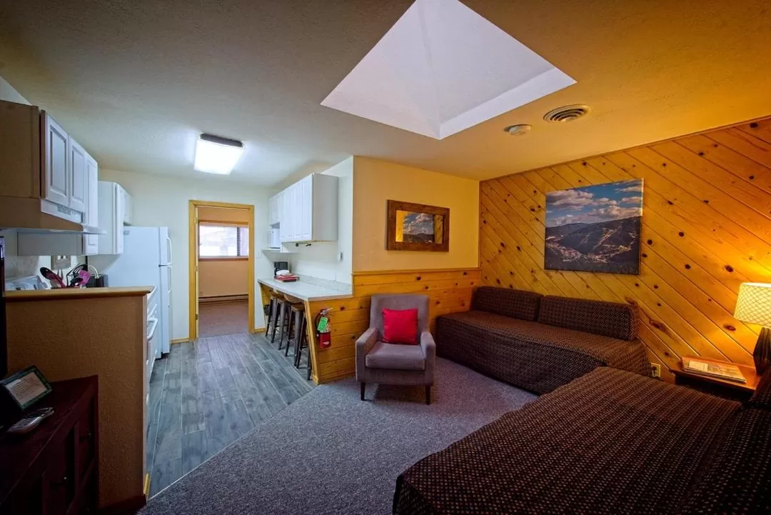 Kitchen or kitchenette, Bed in Sitzmark Sports Lodge