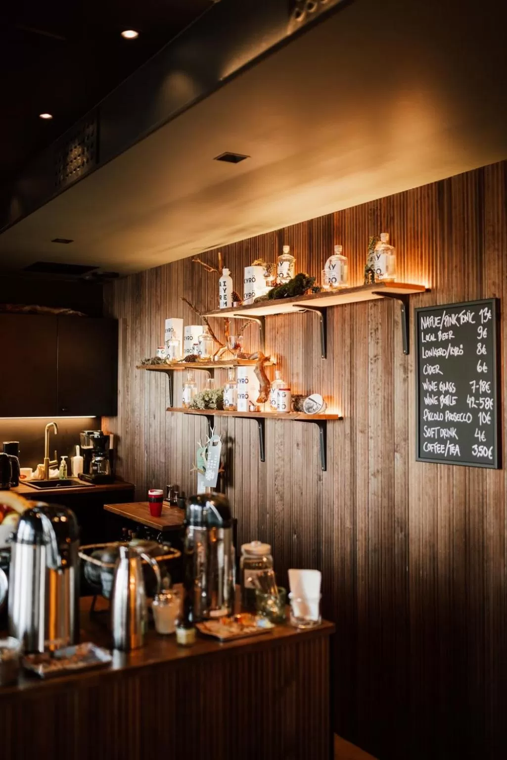 Lounge or bar in Haltia Lake Lodge nature boutique hotel & glamping