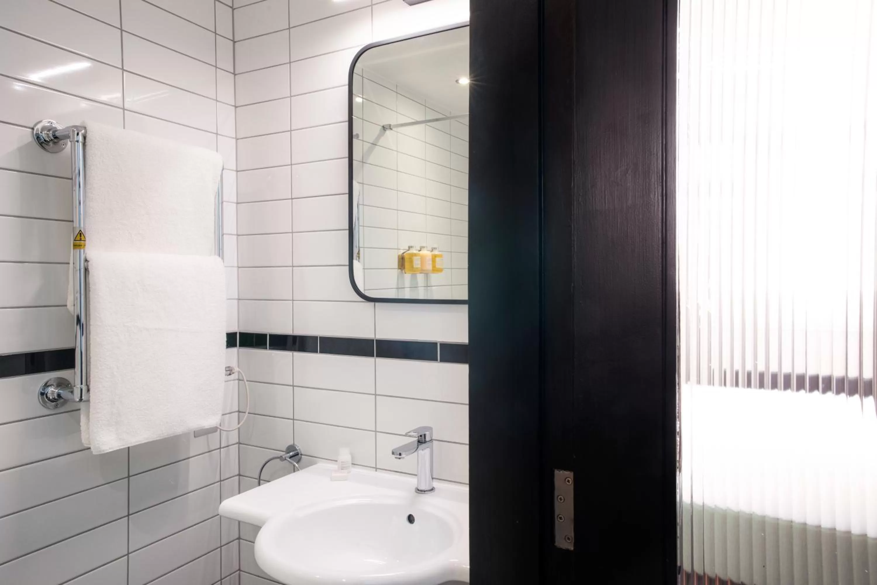 Shower, Bathroom in Bedford Corner Hotel