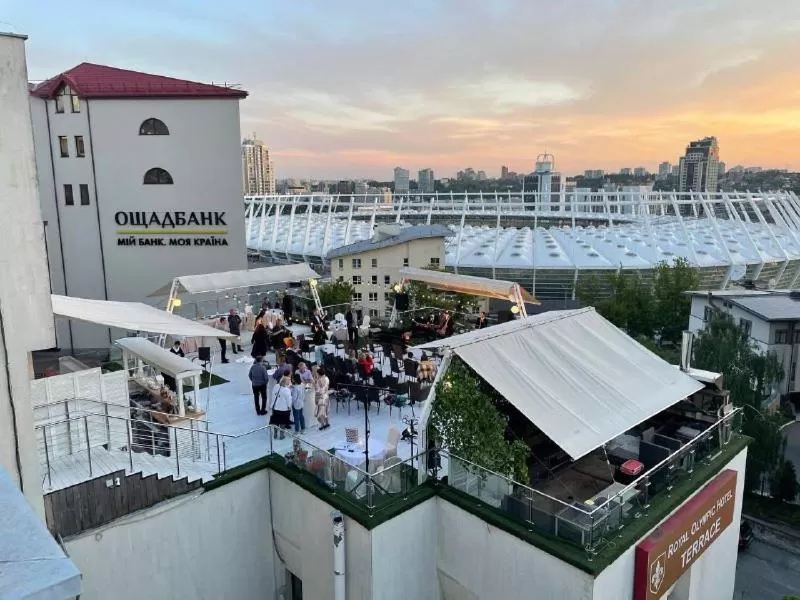 Restaurant/places to eat in Royal Olympic Hotel