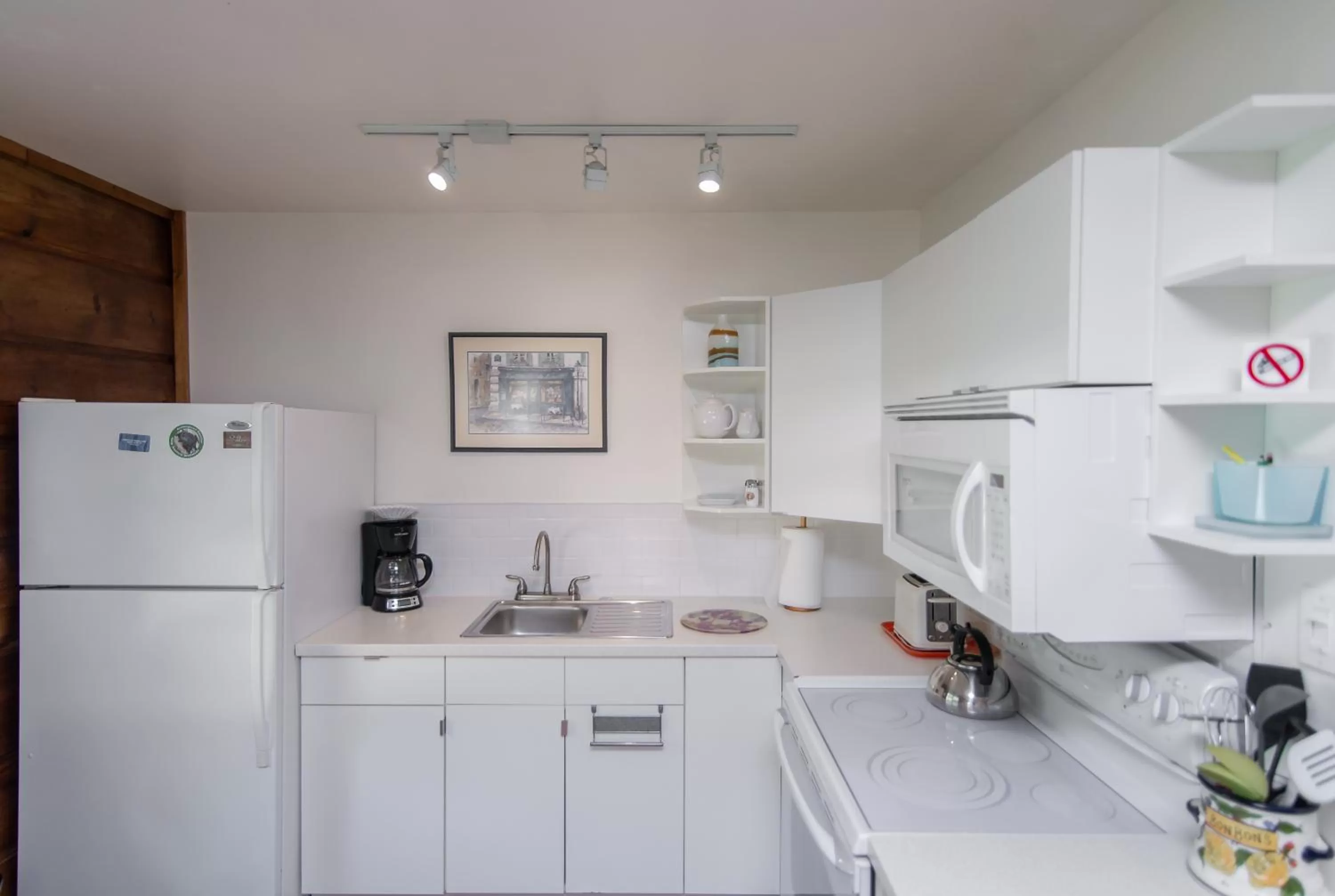 Kitchen/Kitchenette in Bye the Bay Bed and Breakfast