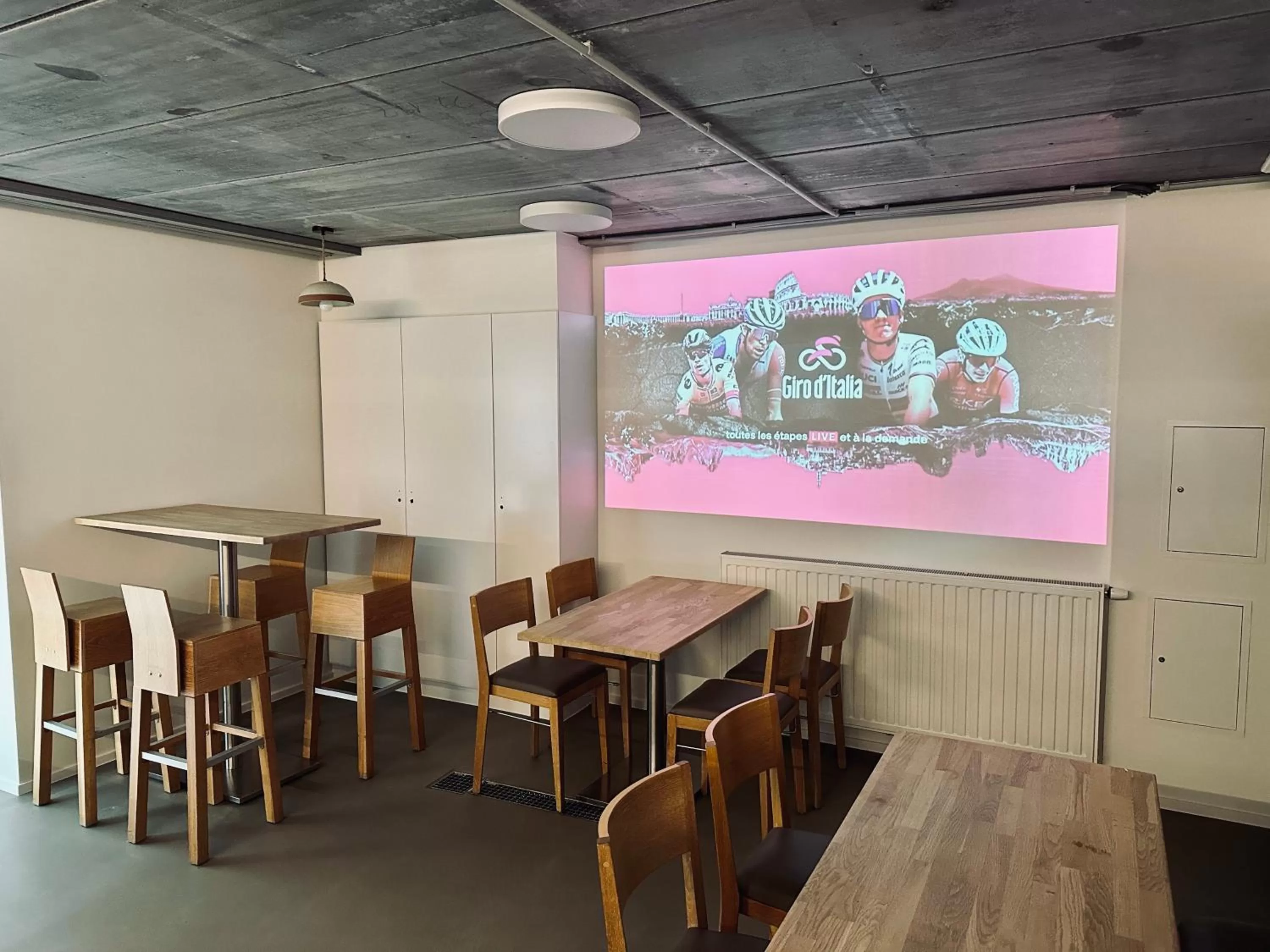 Communal lounge/ TV room, Restaurant/Places to Eat in La Bel échappée