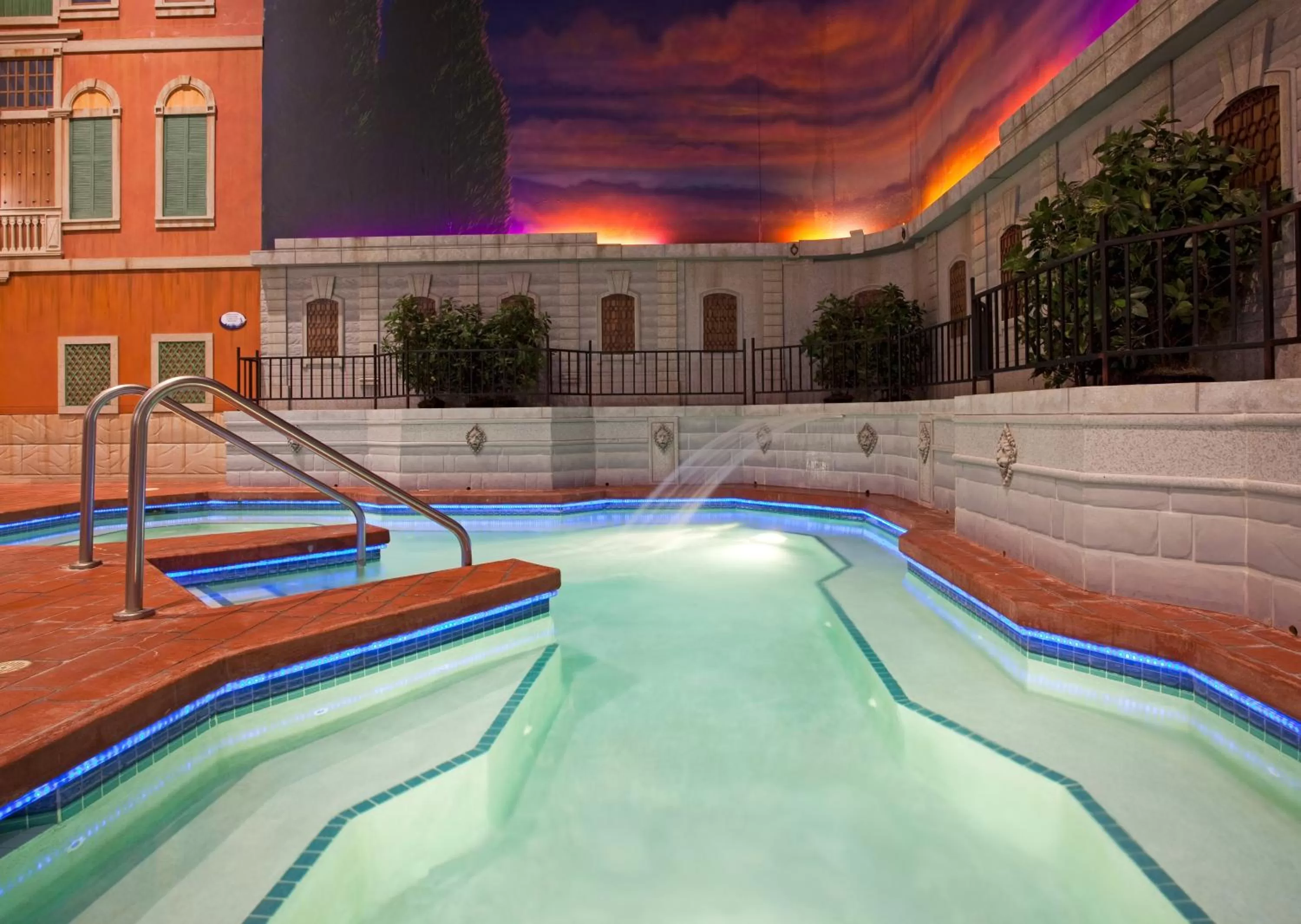 Swimming pool in Holiday Inn Hotel & Suites Maple Grove Northwest Minneapolis-Arbor Lakes by IHG