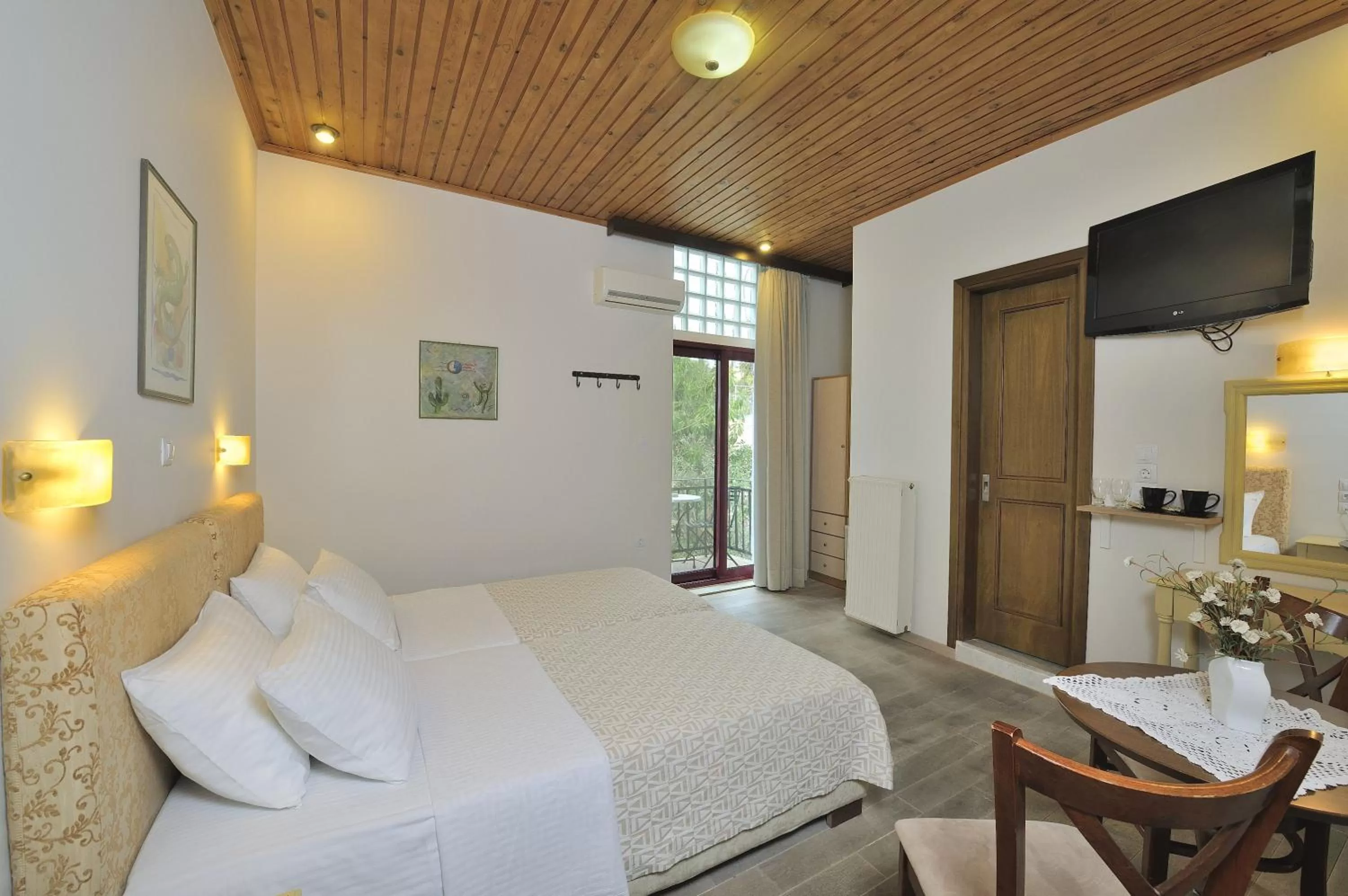 Photo of the whole room, Bed in Dryades & Orion Hotel