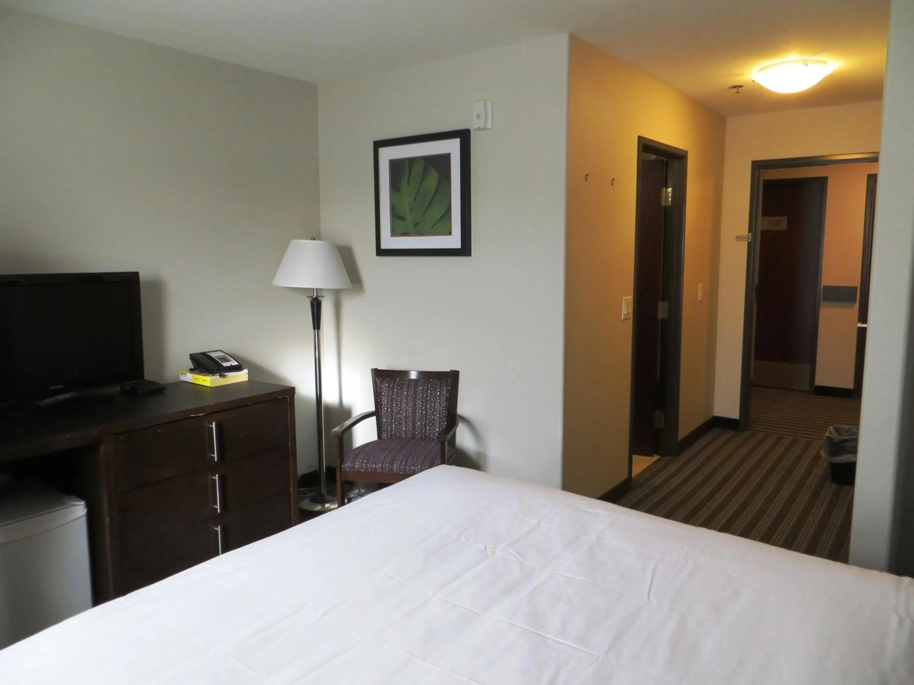 Bedroom, Bed in Super 8 by Wyndham Saskatoon Near Downtown