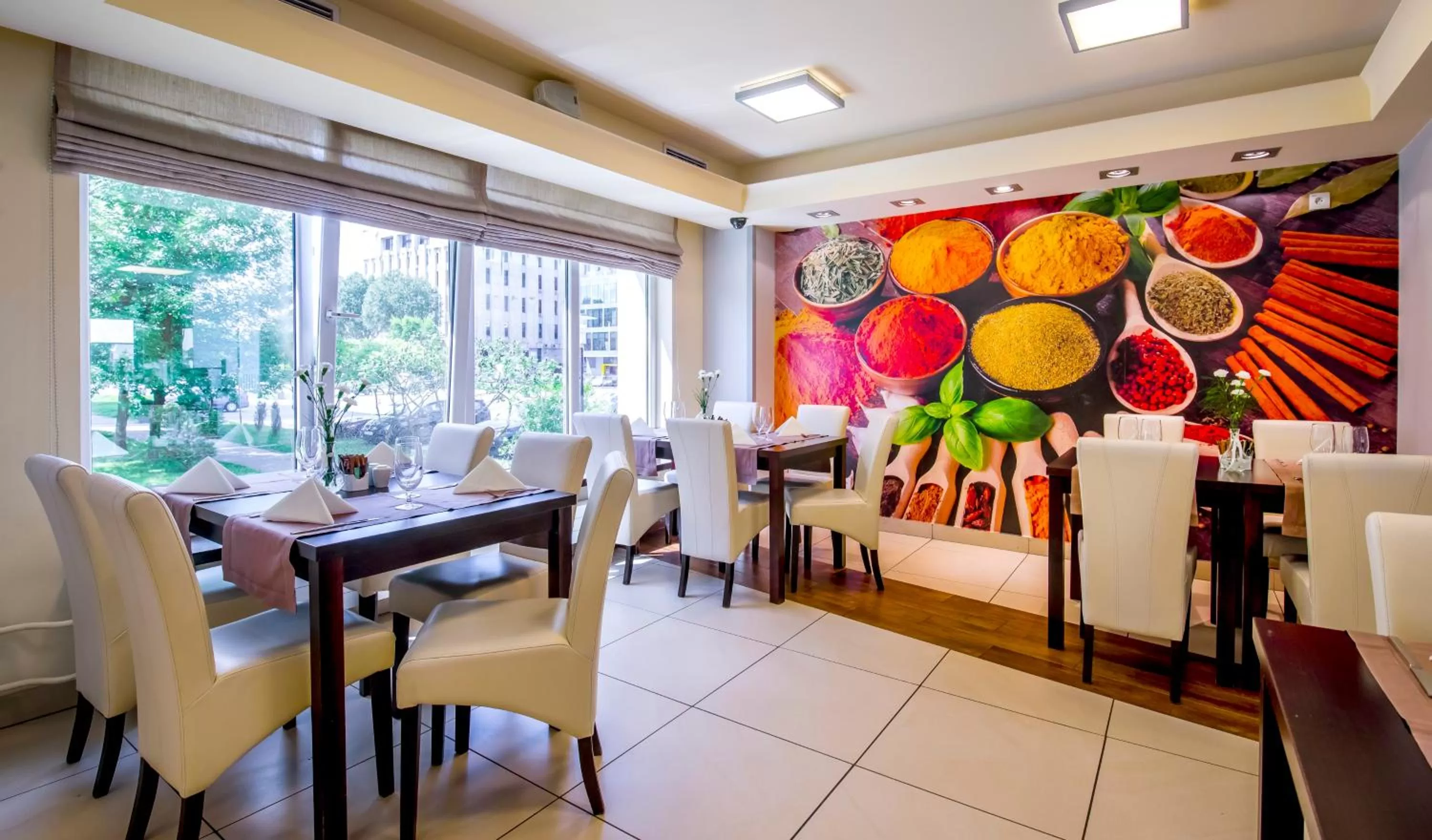 Restaurant/places to eat in Best Western Hotel Portos