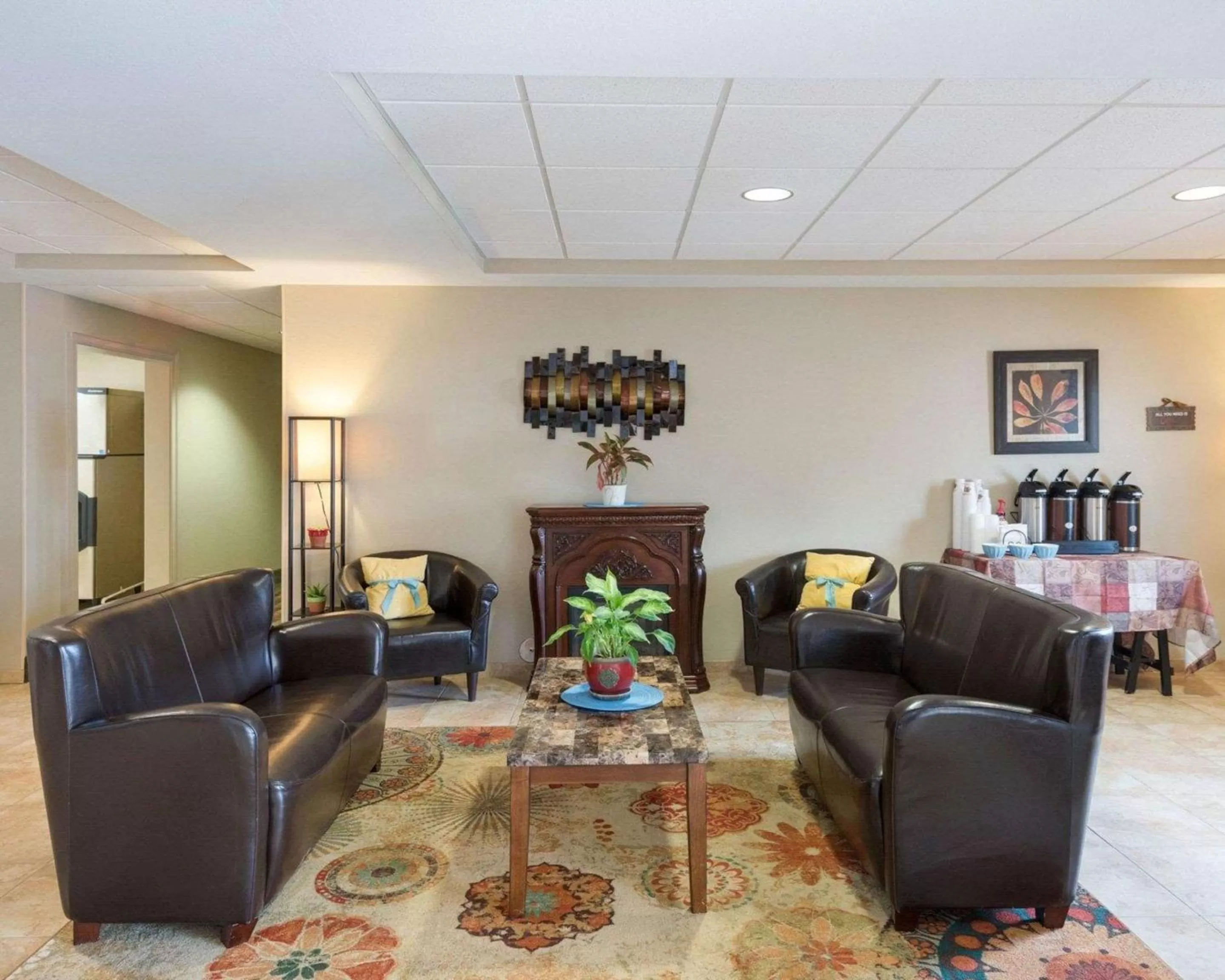 Lobby or reception in Suburban Studios Triadelphia - Wheeling at The Highlands