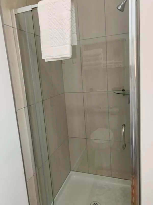 Shower in Winzig Lodge