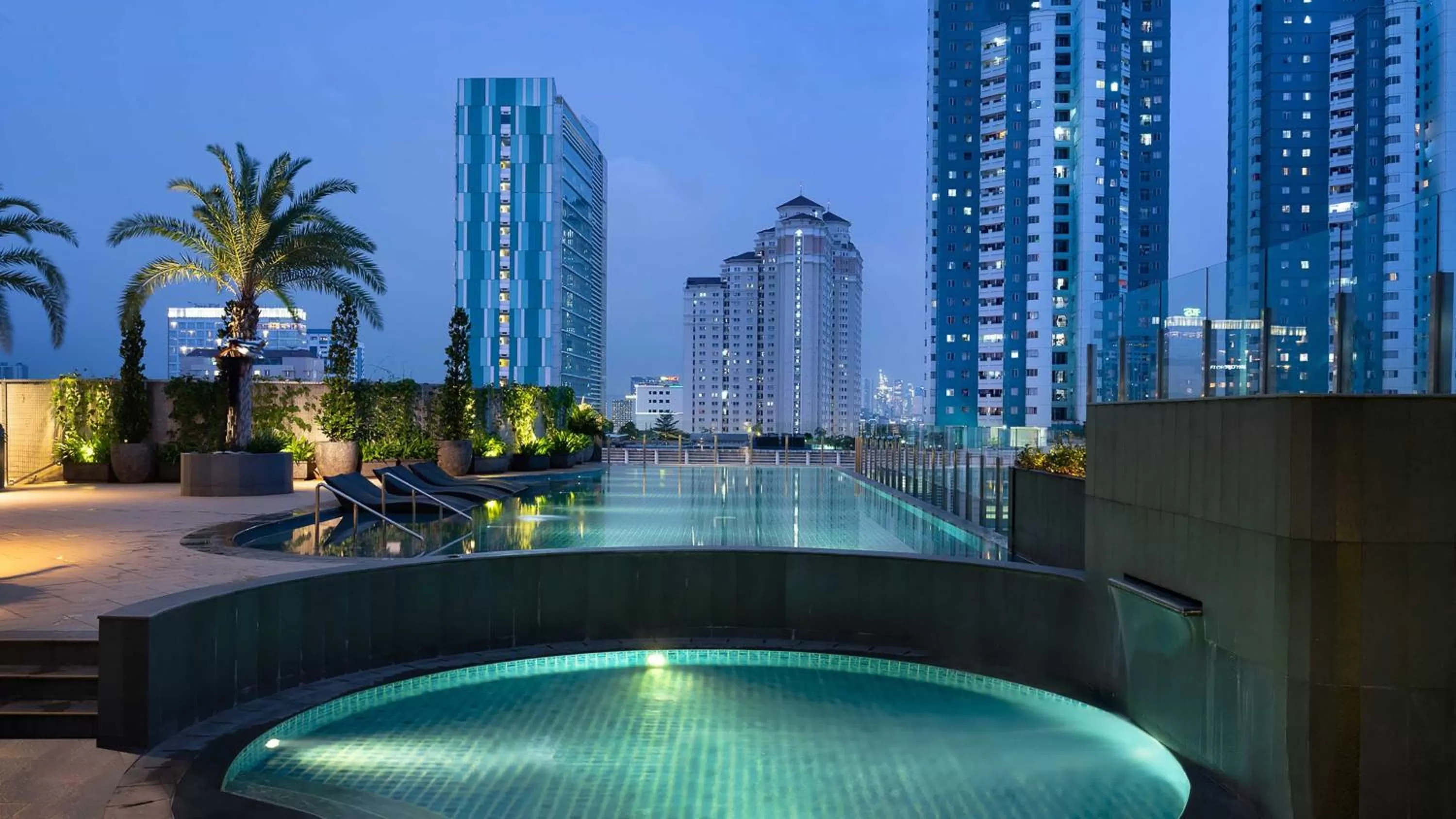 Swimming pool in Holiday Inn & Suites Jakarta Gajah Mada by IHG
