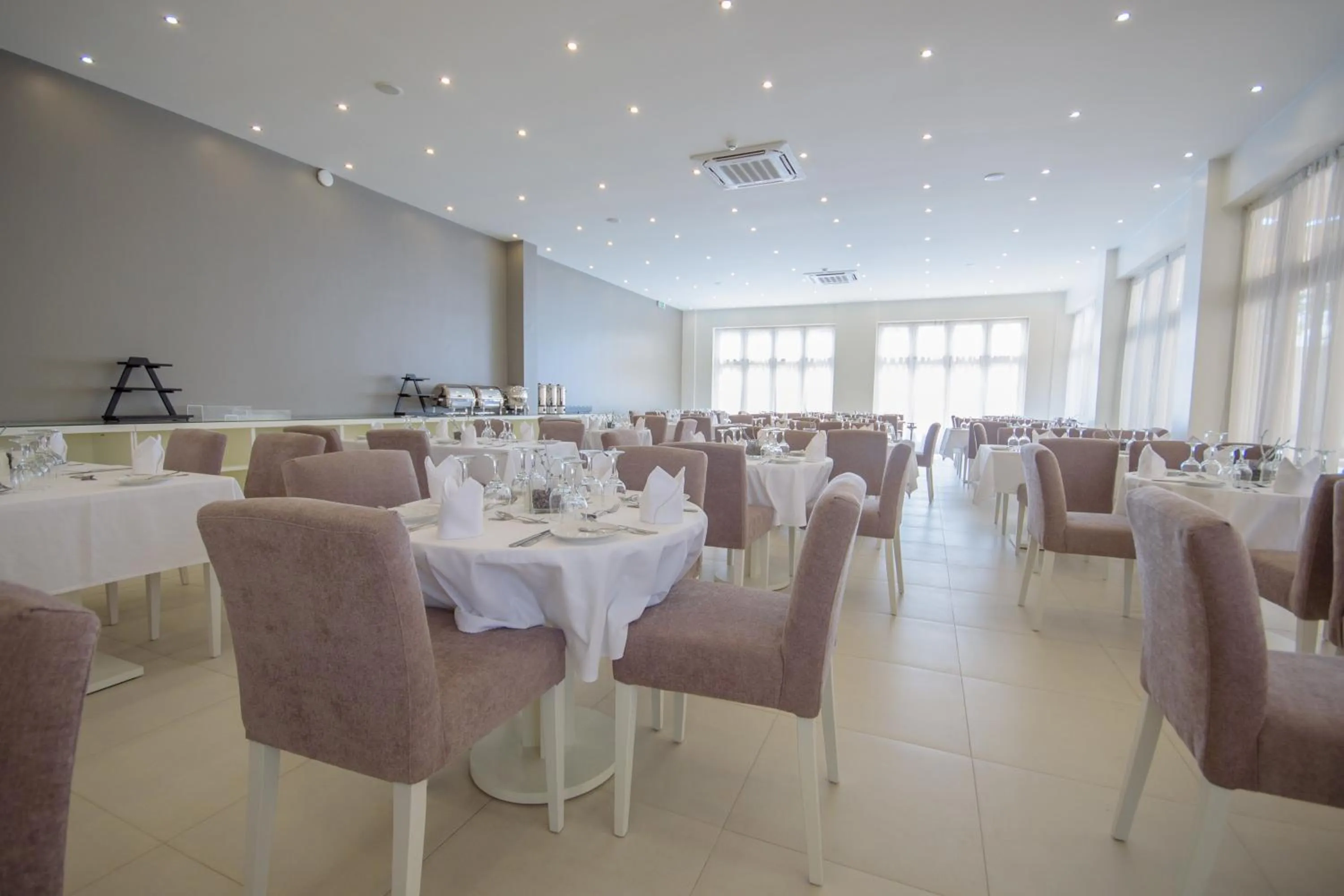 Restaurant/places to eat in Oasis Porto Grande