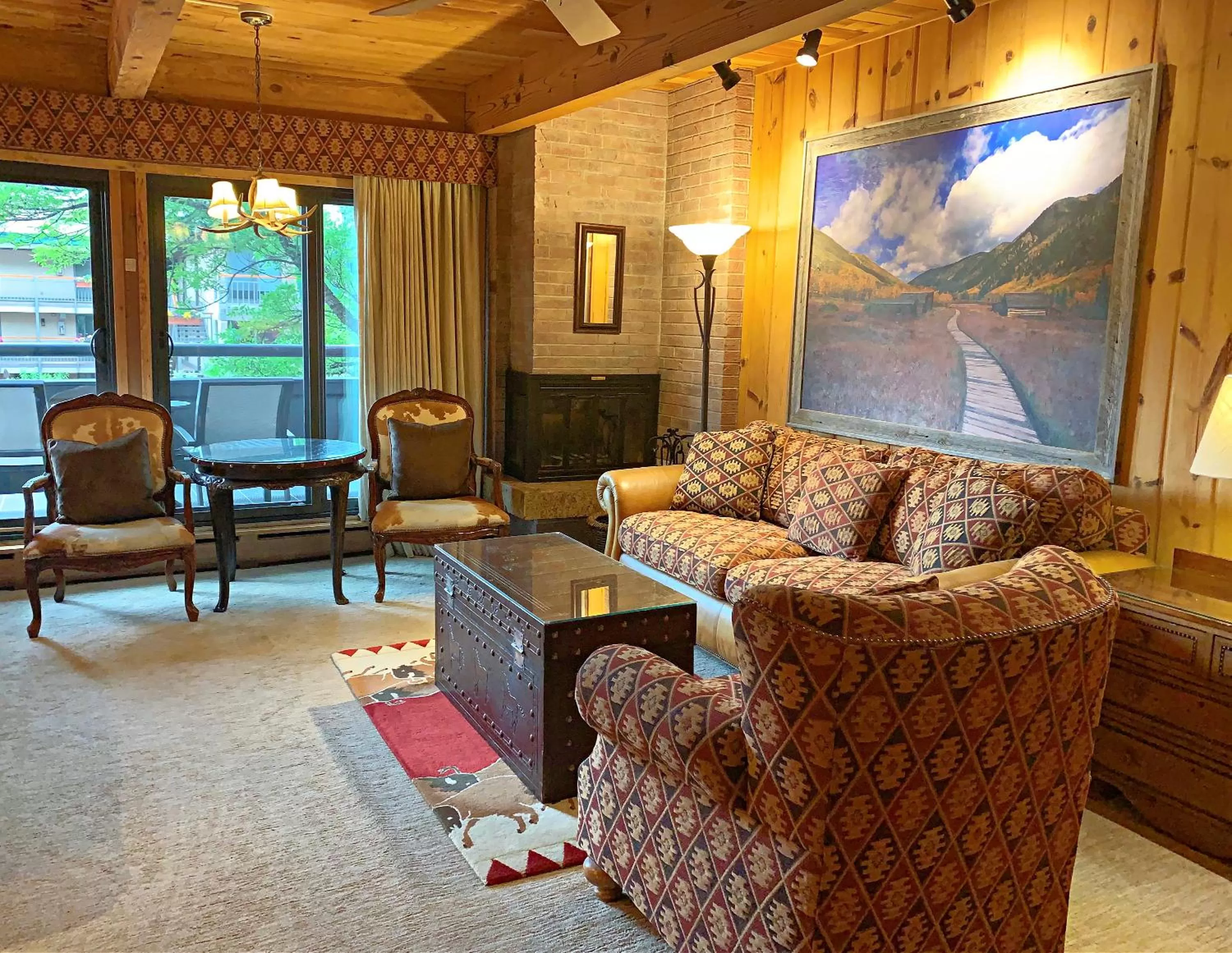 Seating area in Aspen Square Condominium Hotel