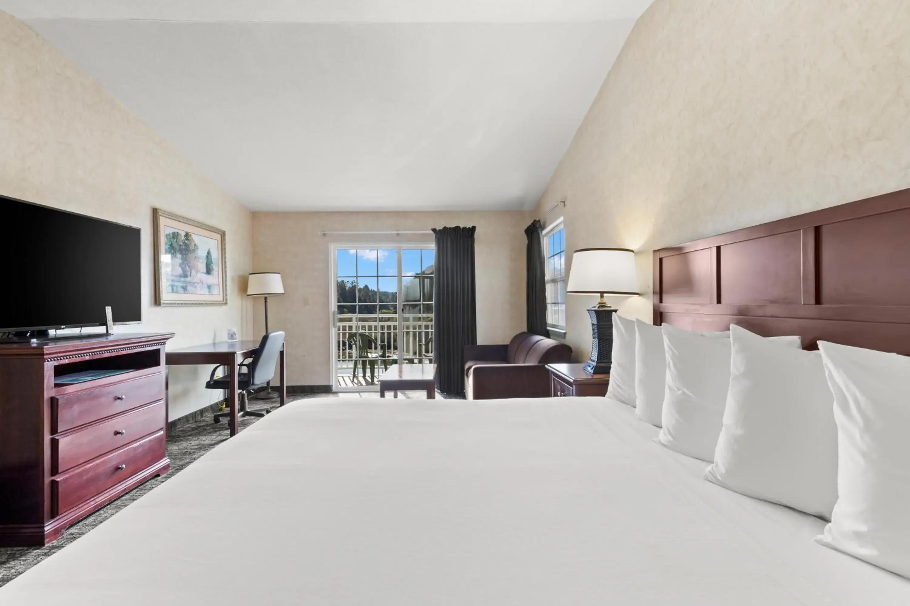 Premium King with Balcony Estuary View in Beach House Inn Premium King with Balcony Estuary View in Beach House Inn