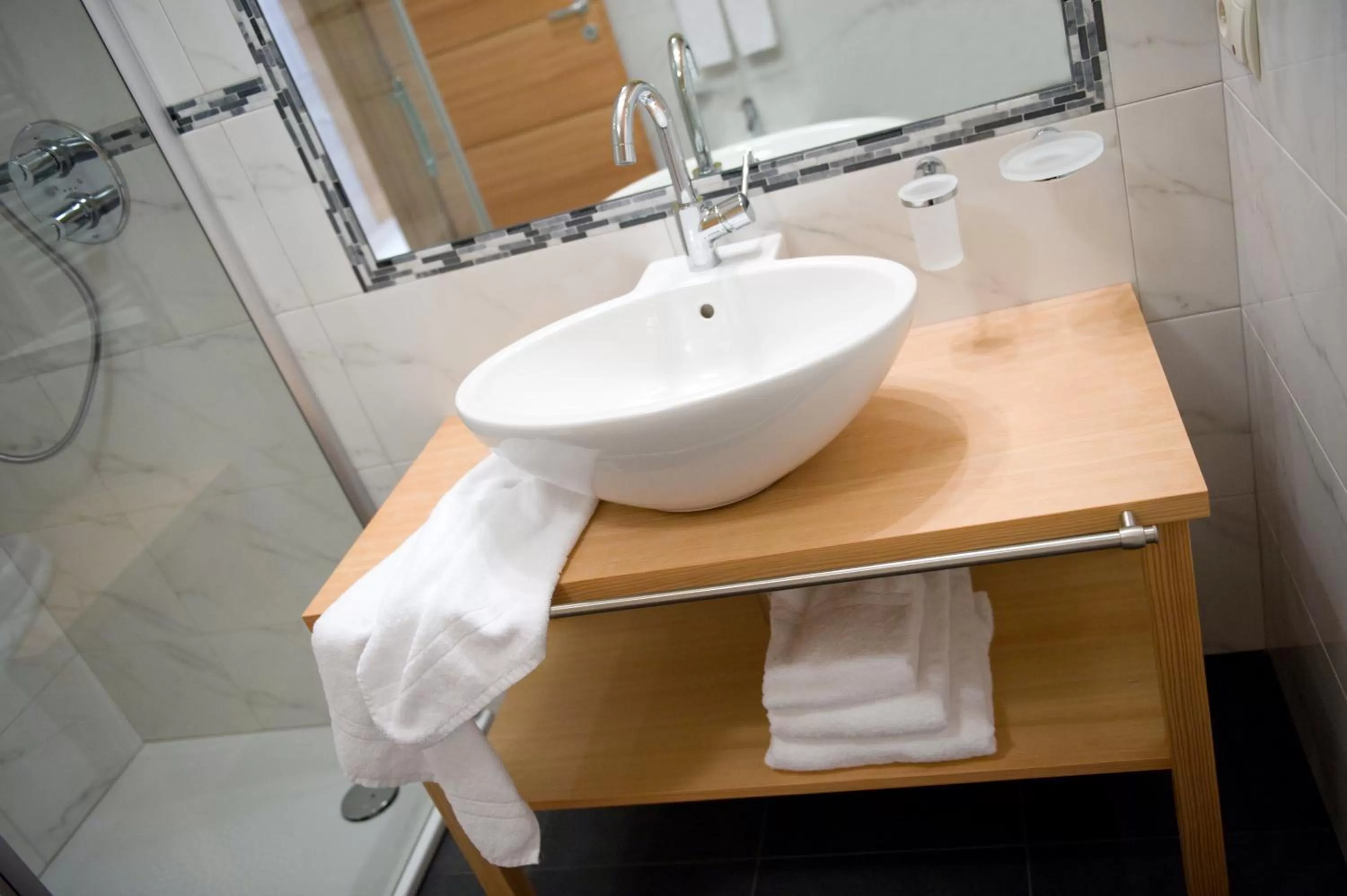 Shower, Bathroom in Hotel Ostaria Posta