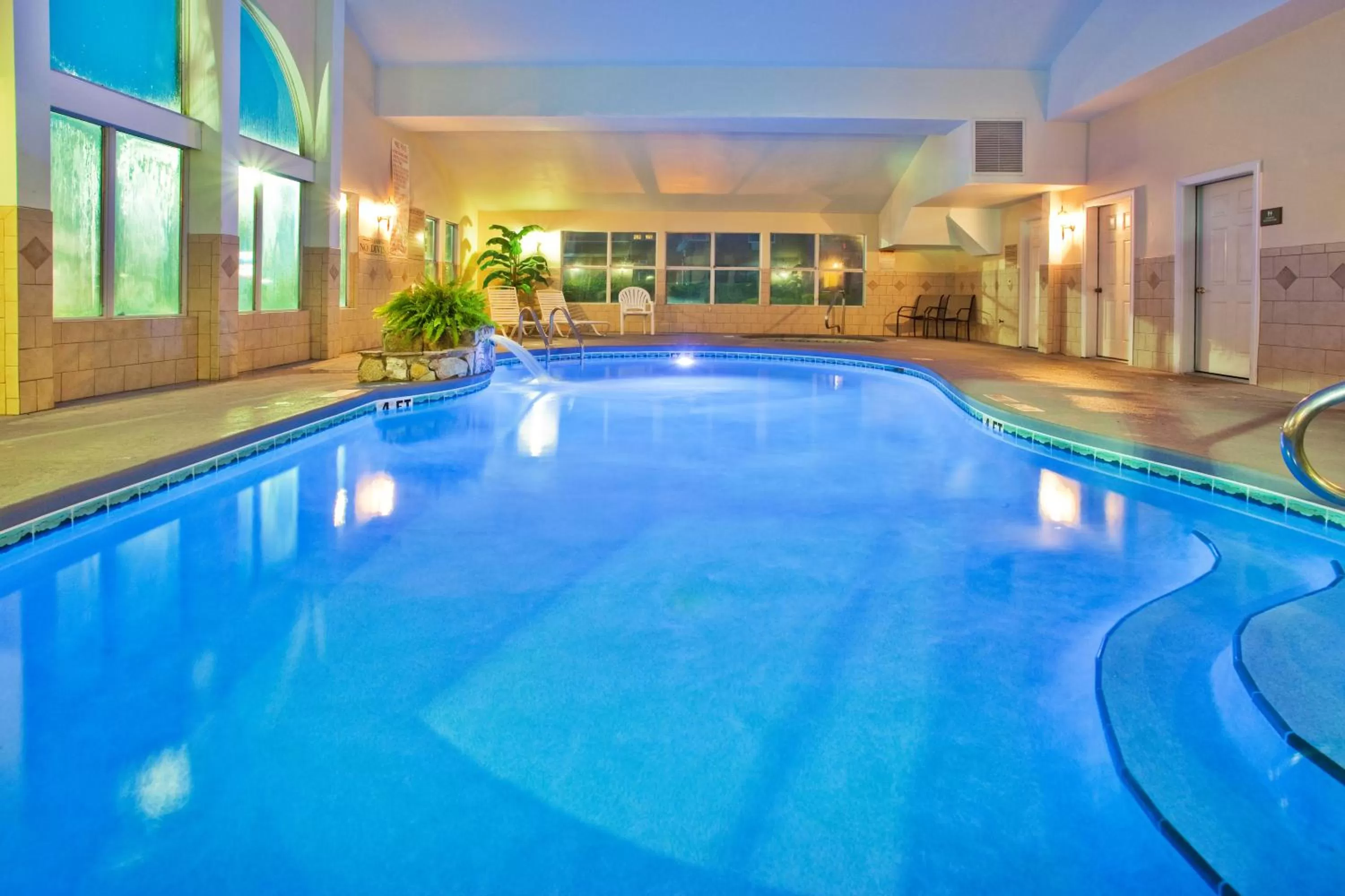 Swimming pool in Country Inn & Suites by Radisson, Kingsland, GA