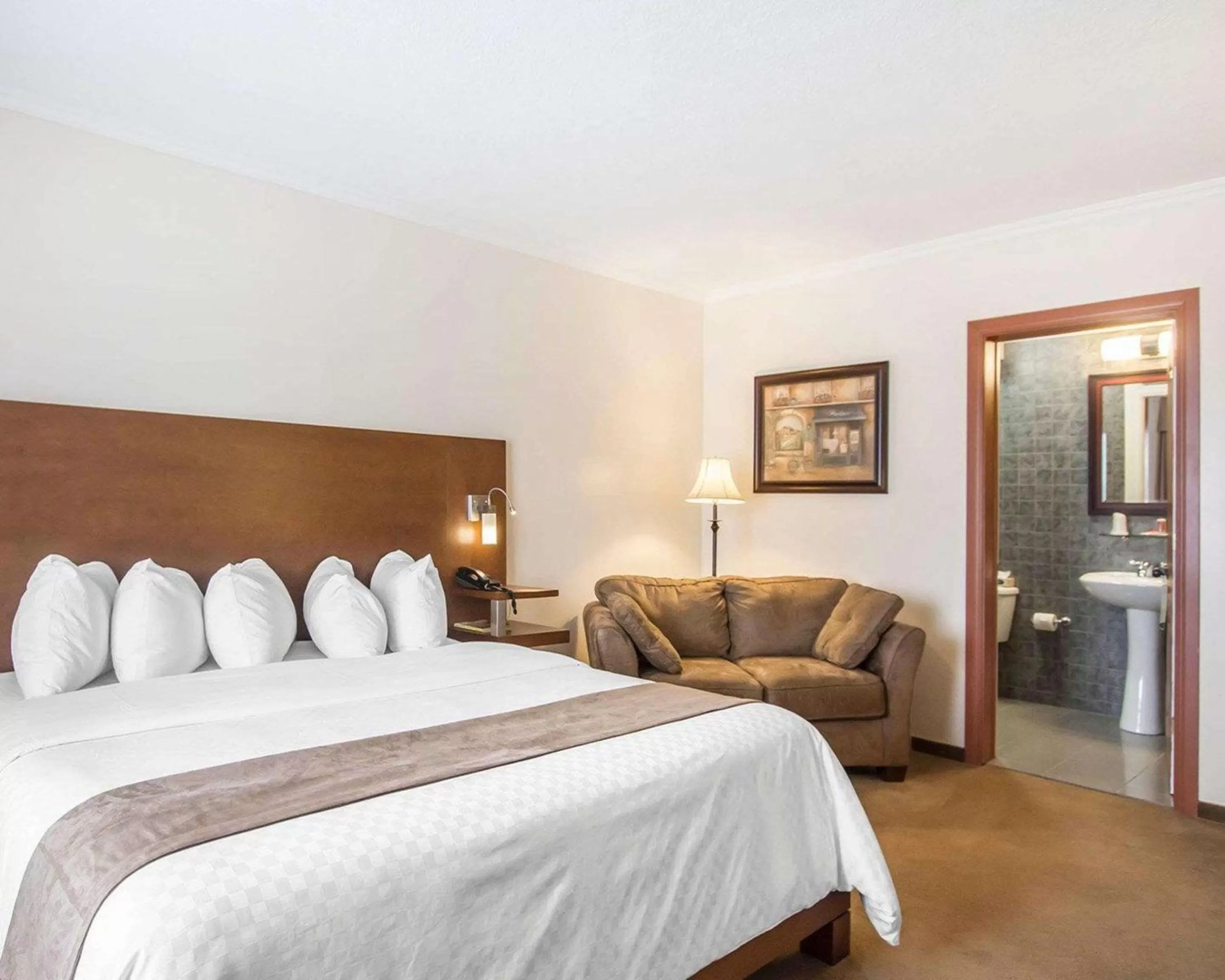 Photo of the whole room, Bed in Econo Lodge Forestville