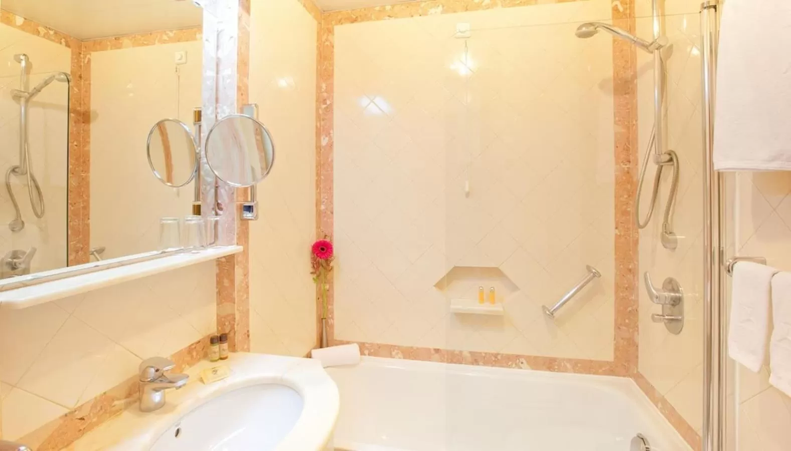 Bathroom in SANA Rex Hotel