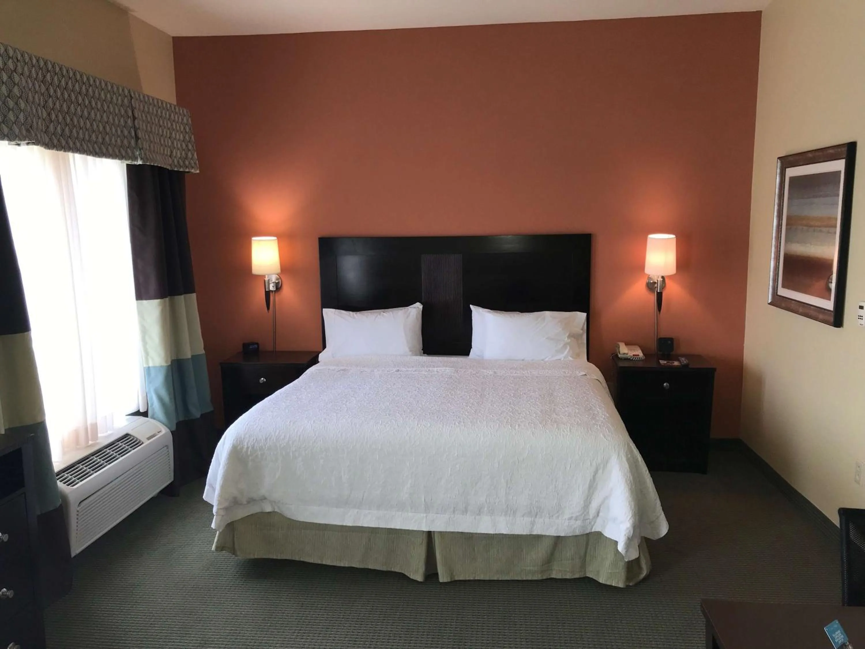 Bed in Hampton Inn and Suites Austin - Lakeway