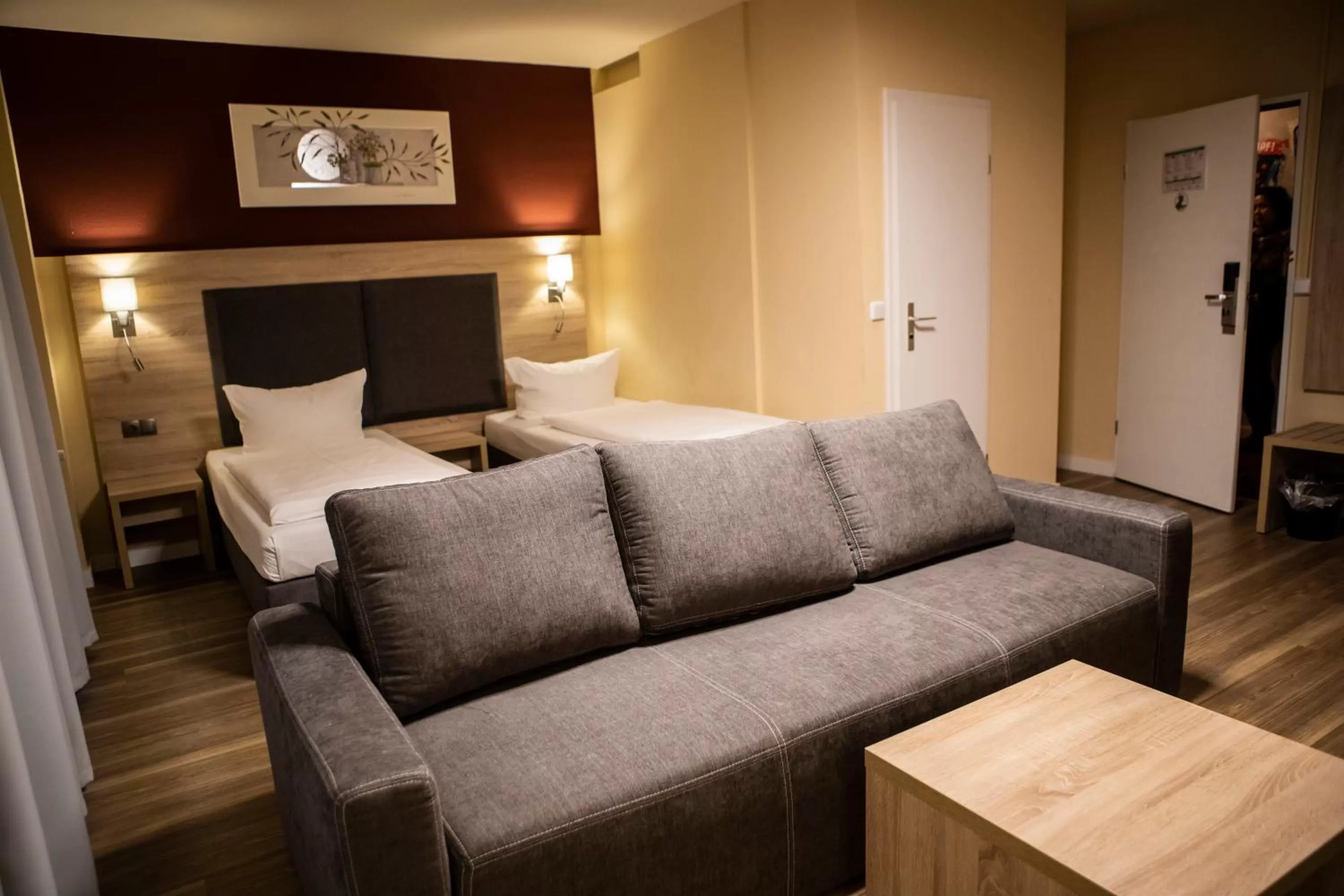 Living room, Bed in BlnCty Hotel