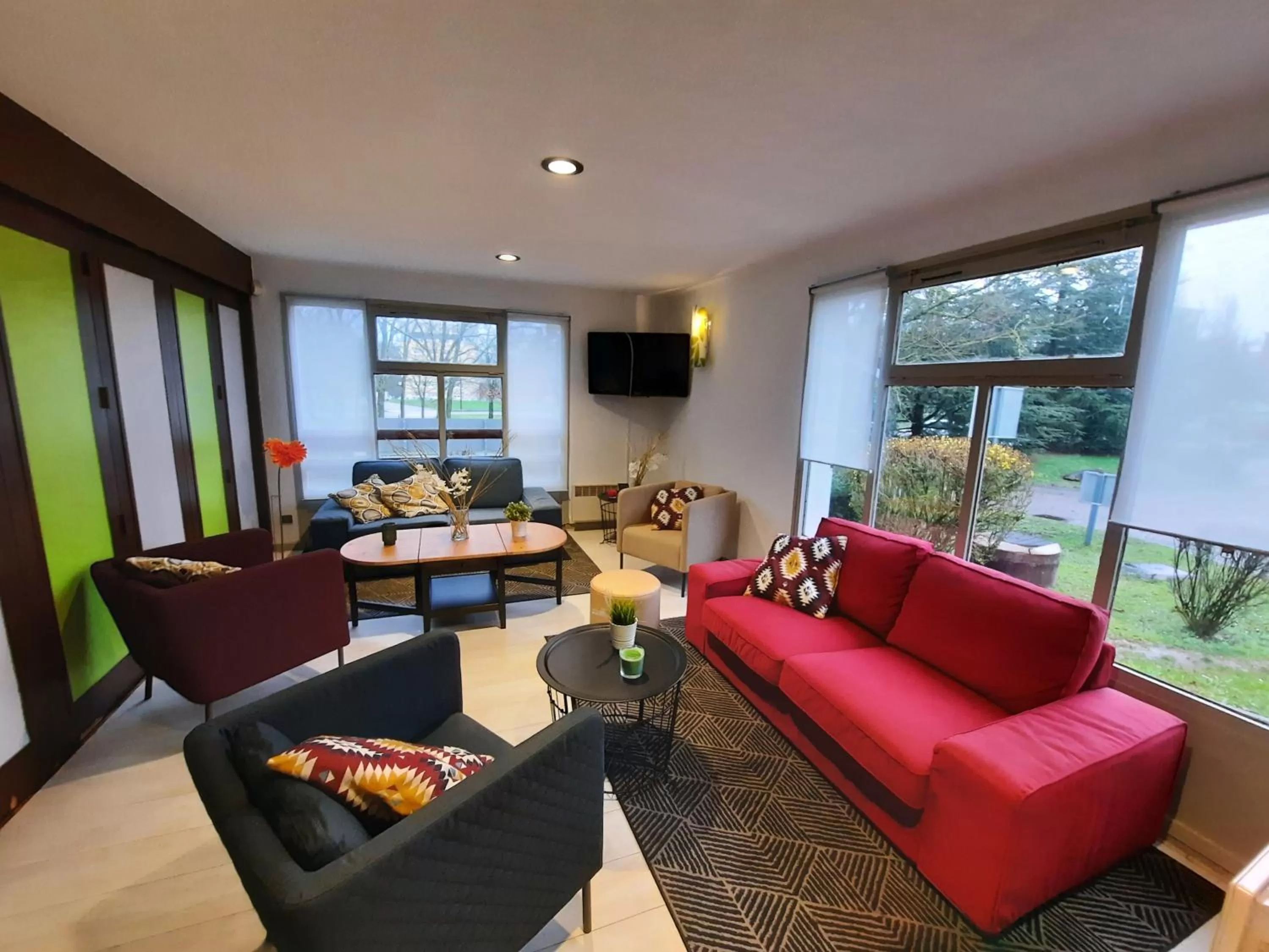 Living room in Campanile Metz Est Technopole - Restaurant