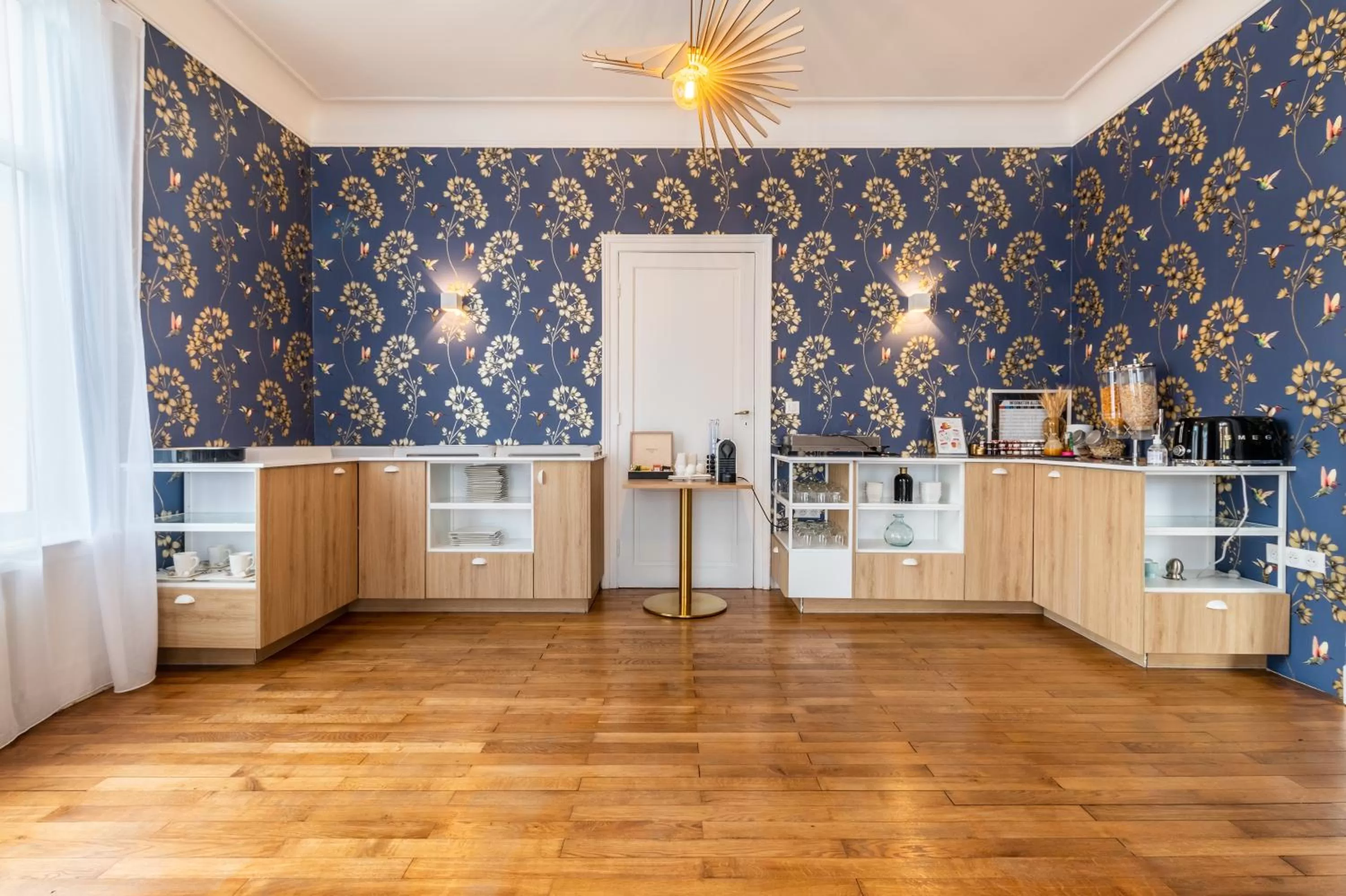 Breakfast in Hôtel Échappée en Baie - Parking privé gratuit dont forfaits bornes électriques réservable