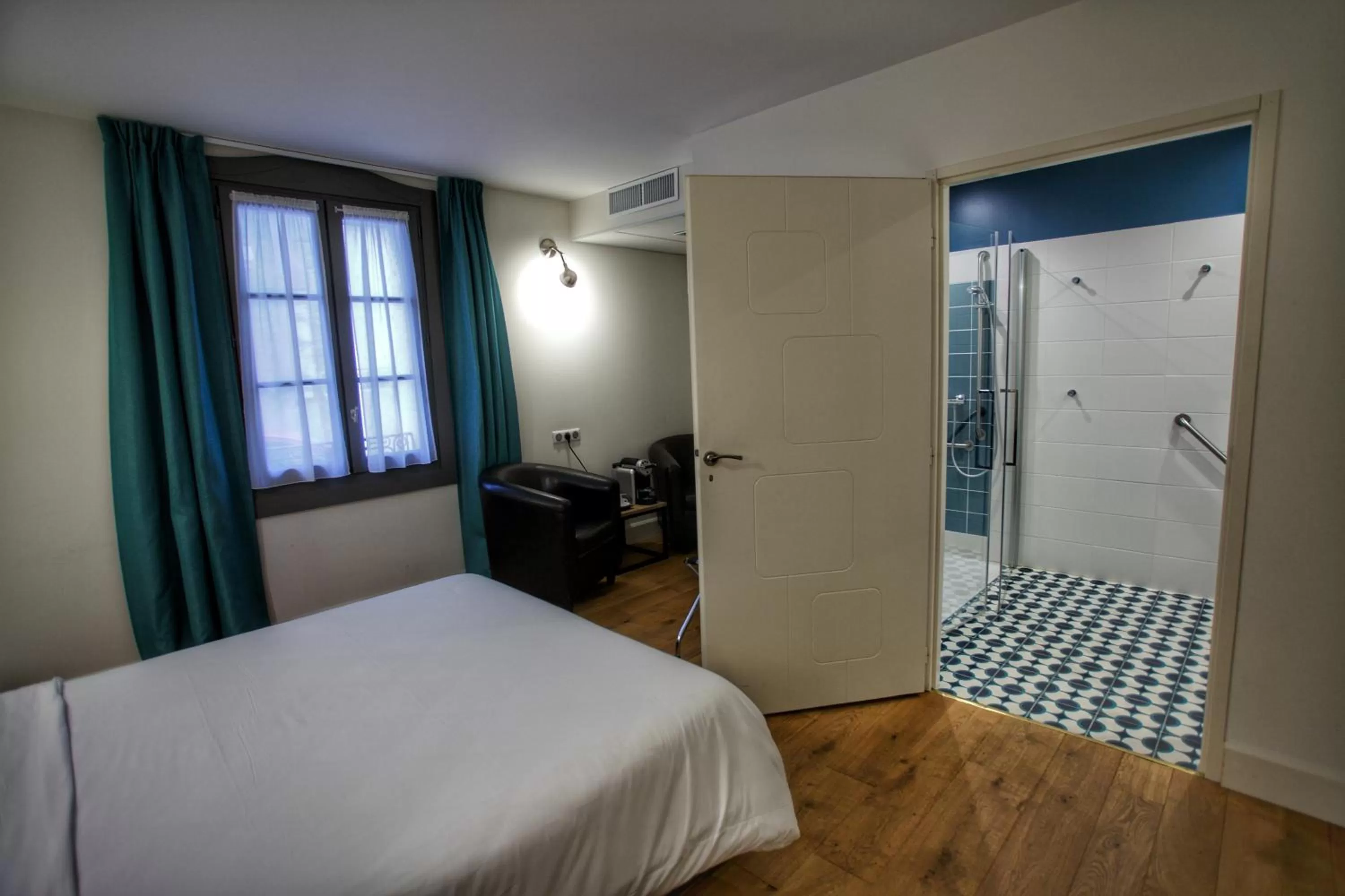 Photo of the whole room, Bed in Hôtel Henri IV