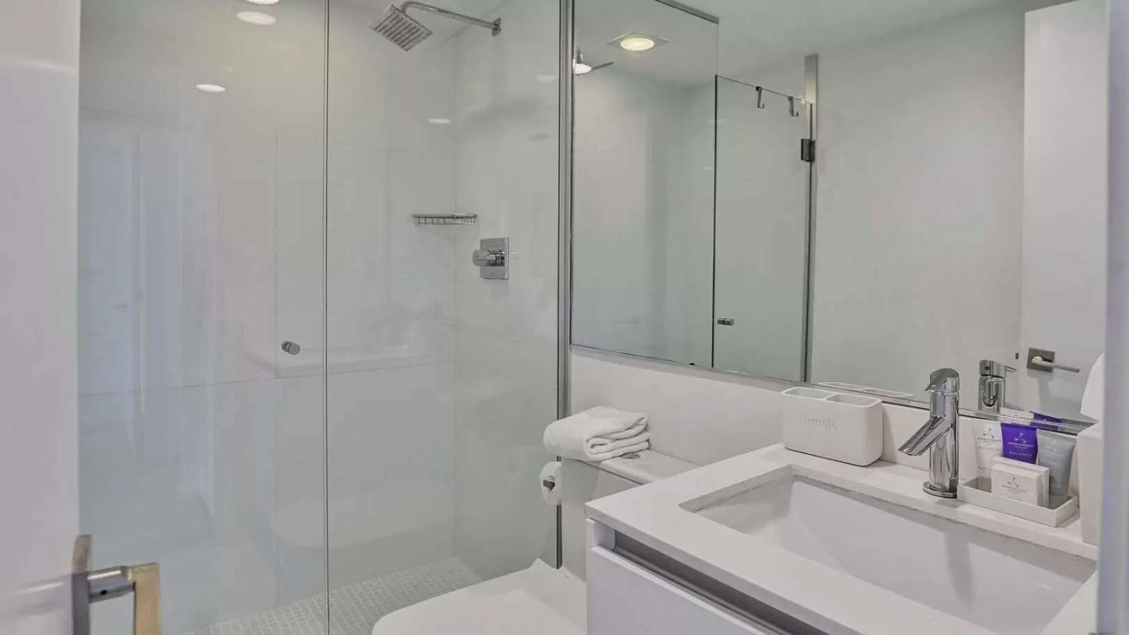 Bathroom in Beach Haus Key Biscayne Contemporary Apartments