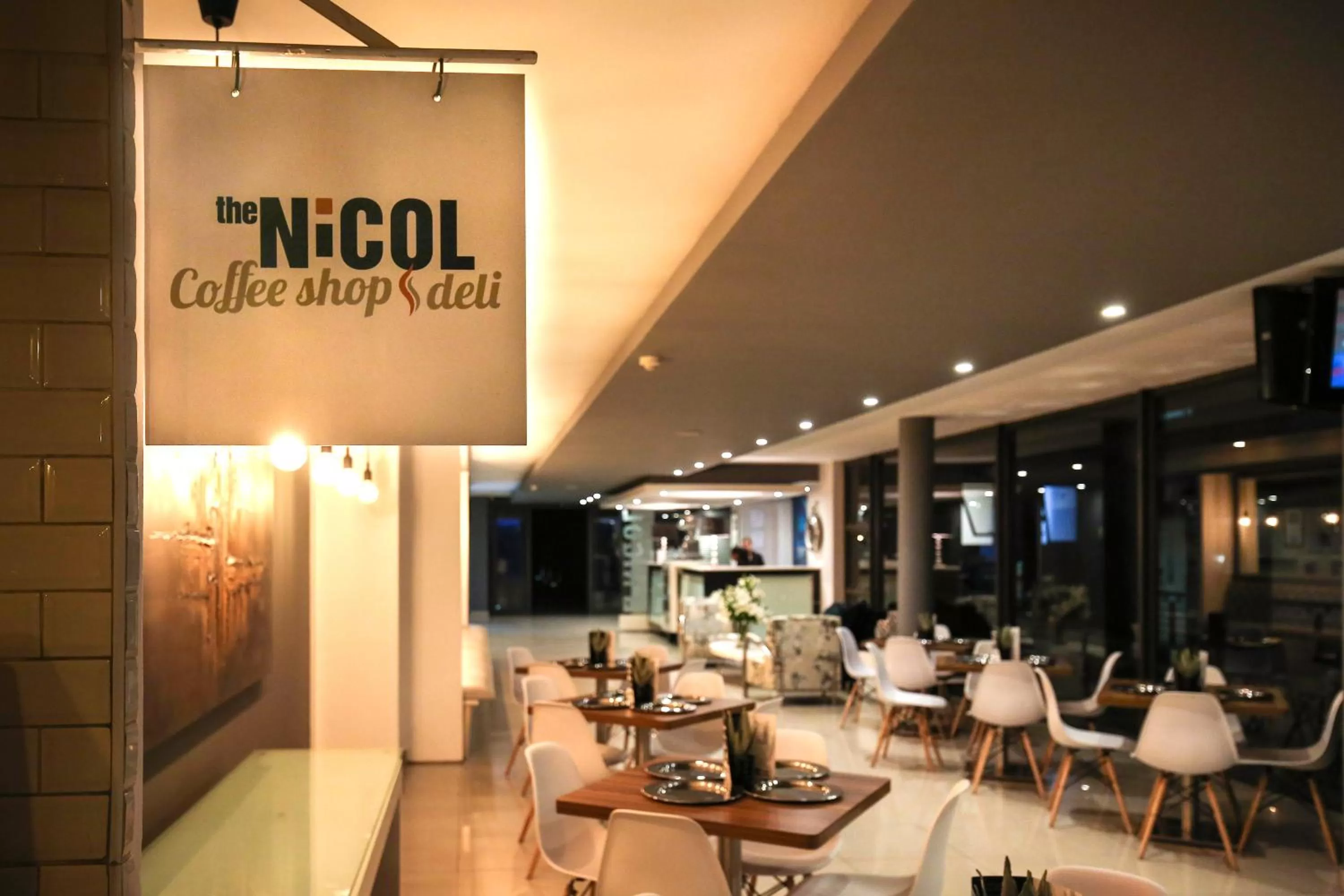 Restaurant/places to eat in The Nicol Hotel and Apartments