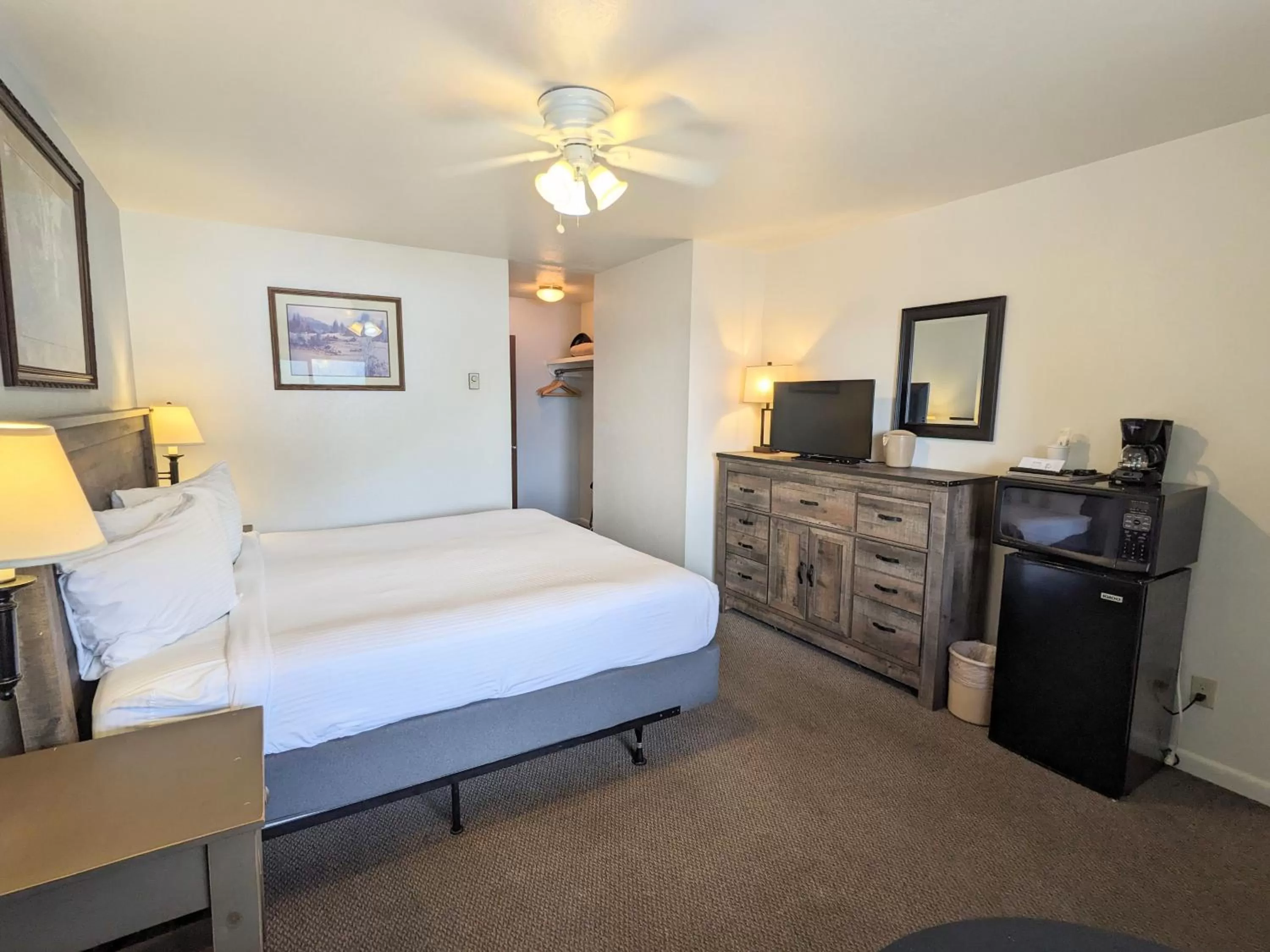 Bedroom in Western Riviera Lakeside Lodging