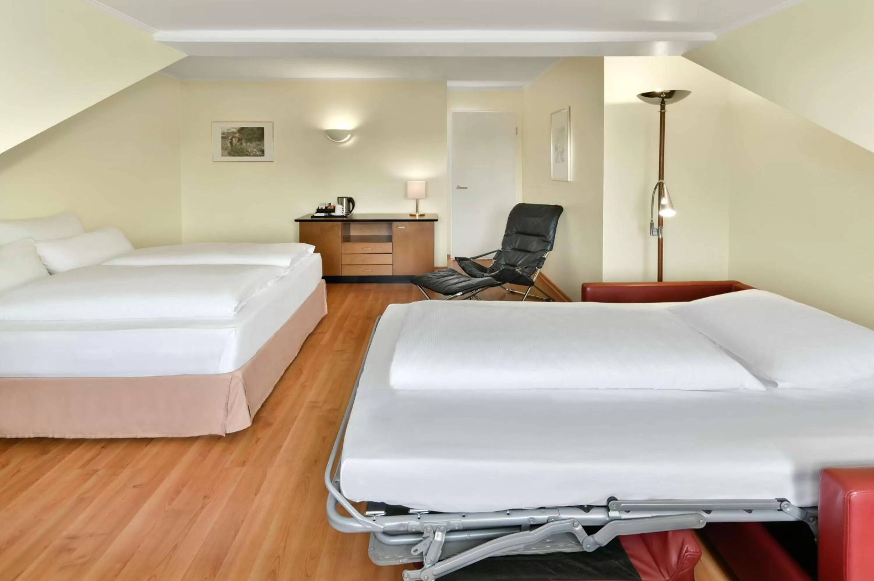 Photo of the whole room, Bed in NH München City Süd