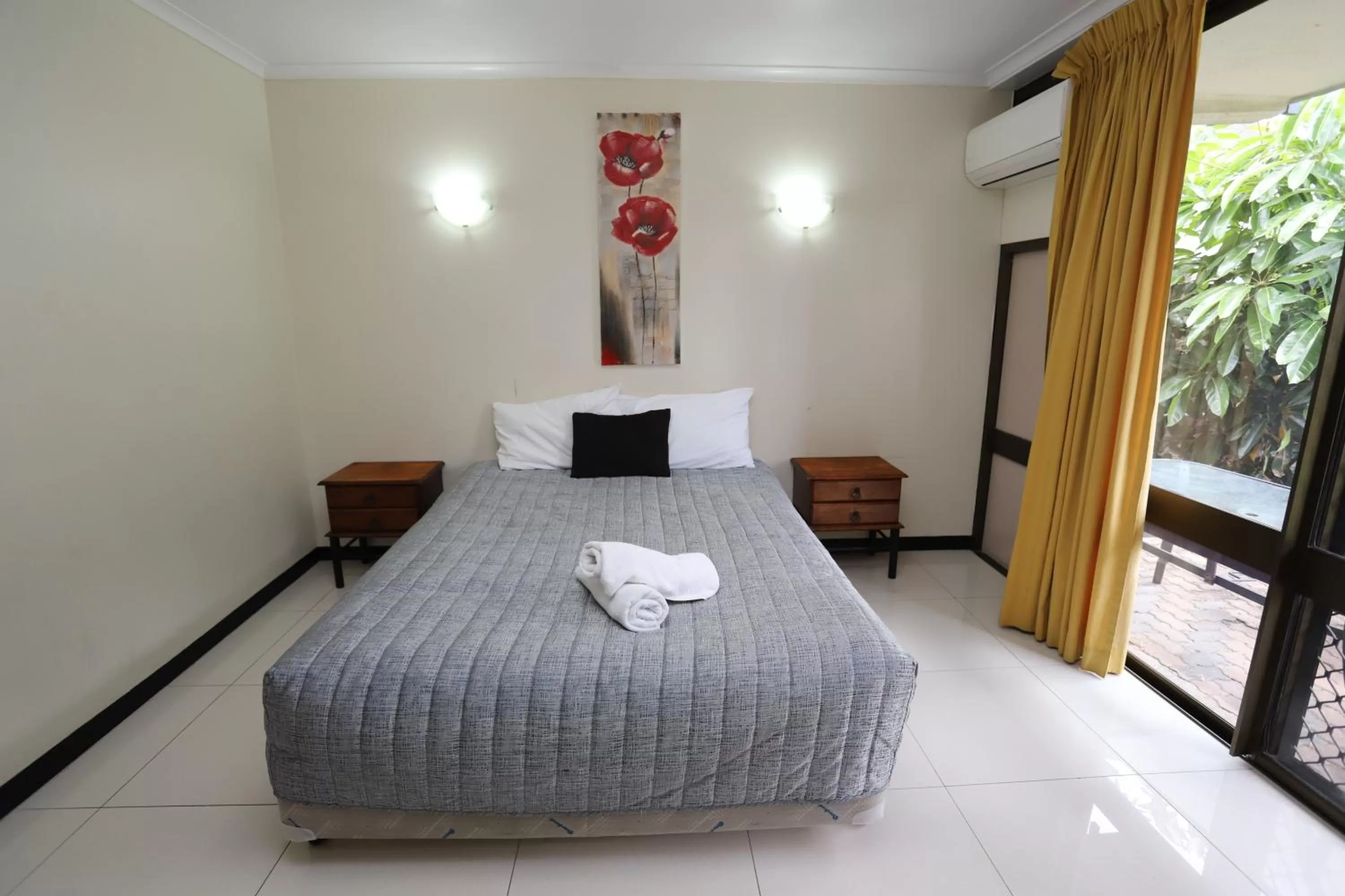 Bedroom, Bed in Miners Lodge Motor Inn