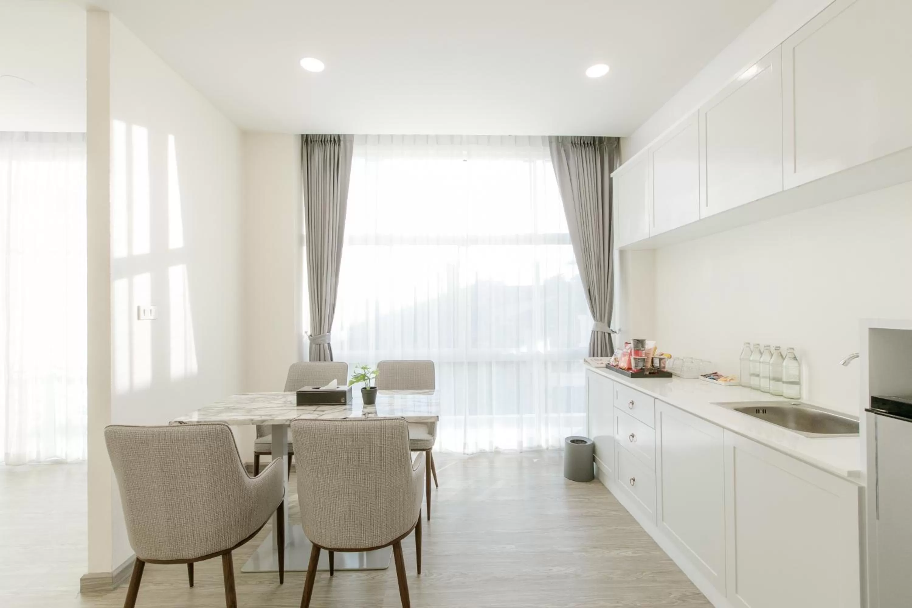 Kitchen or kitchenette in De Hug Hotel & Residence