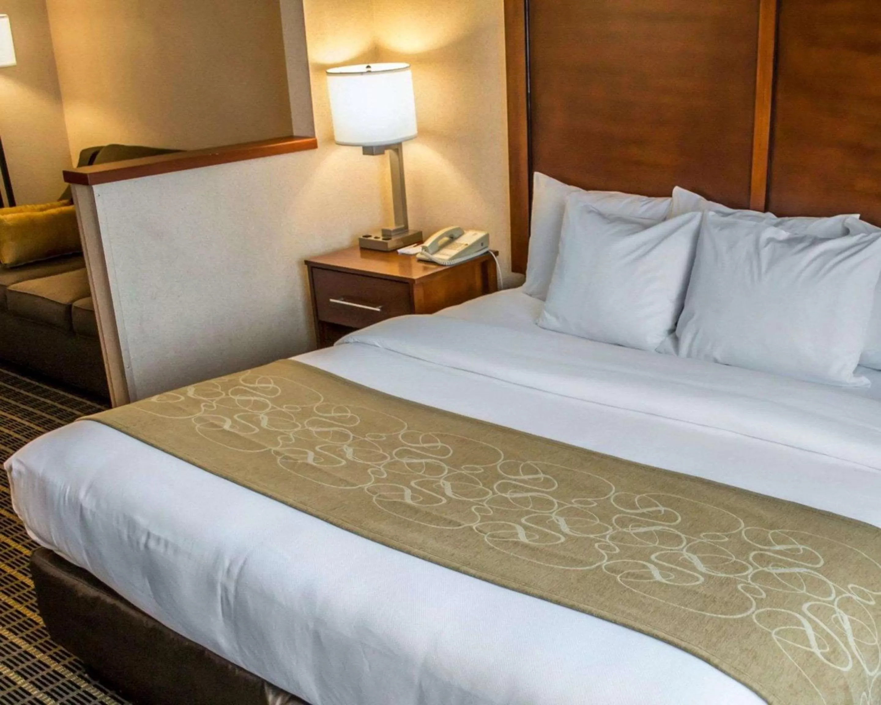 Photo of the whole room, Bed in Comfort Suites Portland Southwest