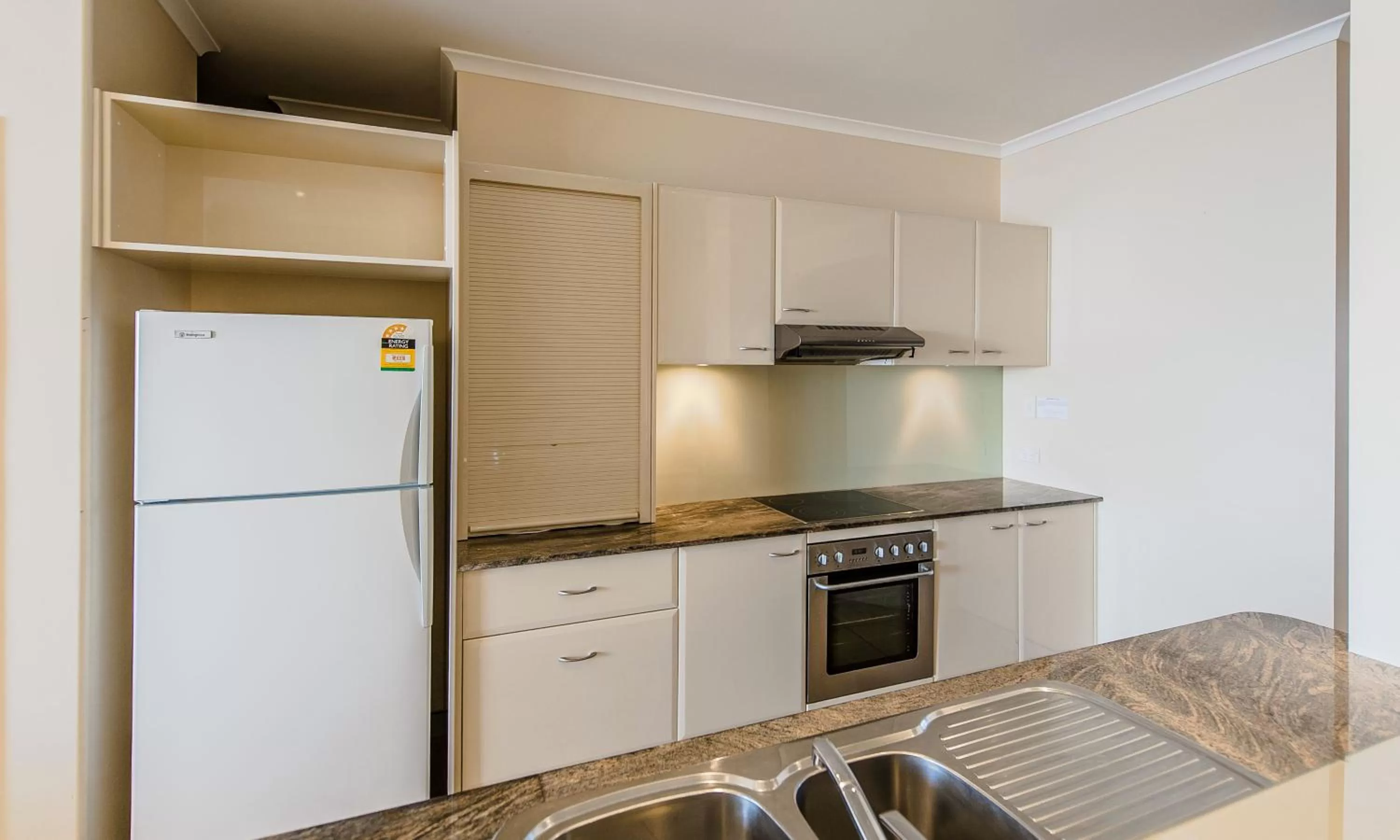 Kitchen or kitchenette in Sandcastle Apartments