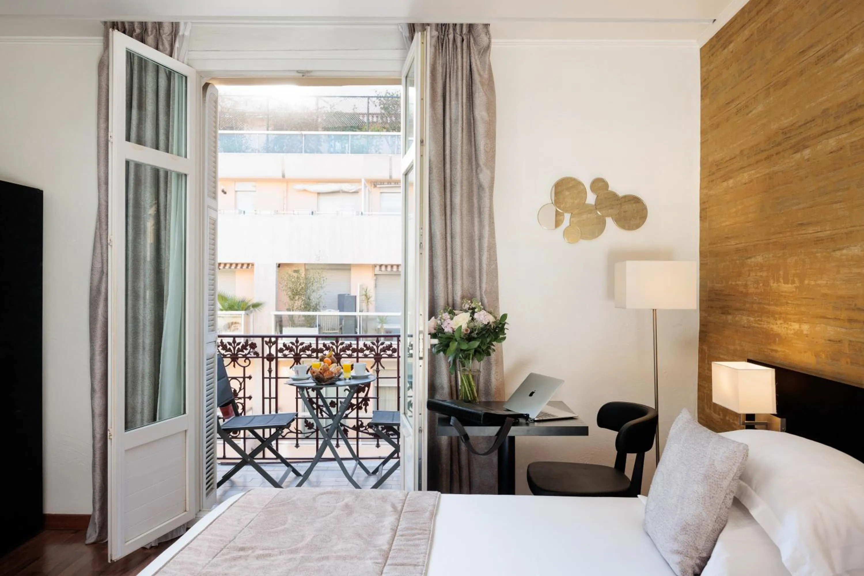 Bed in Best Western Plus Hôtel Massena Nice