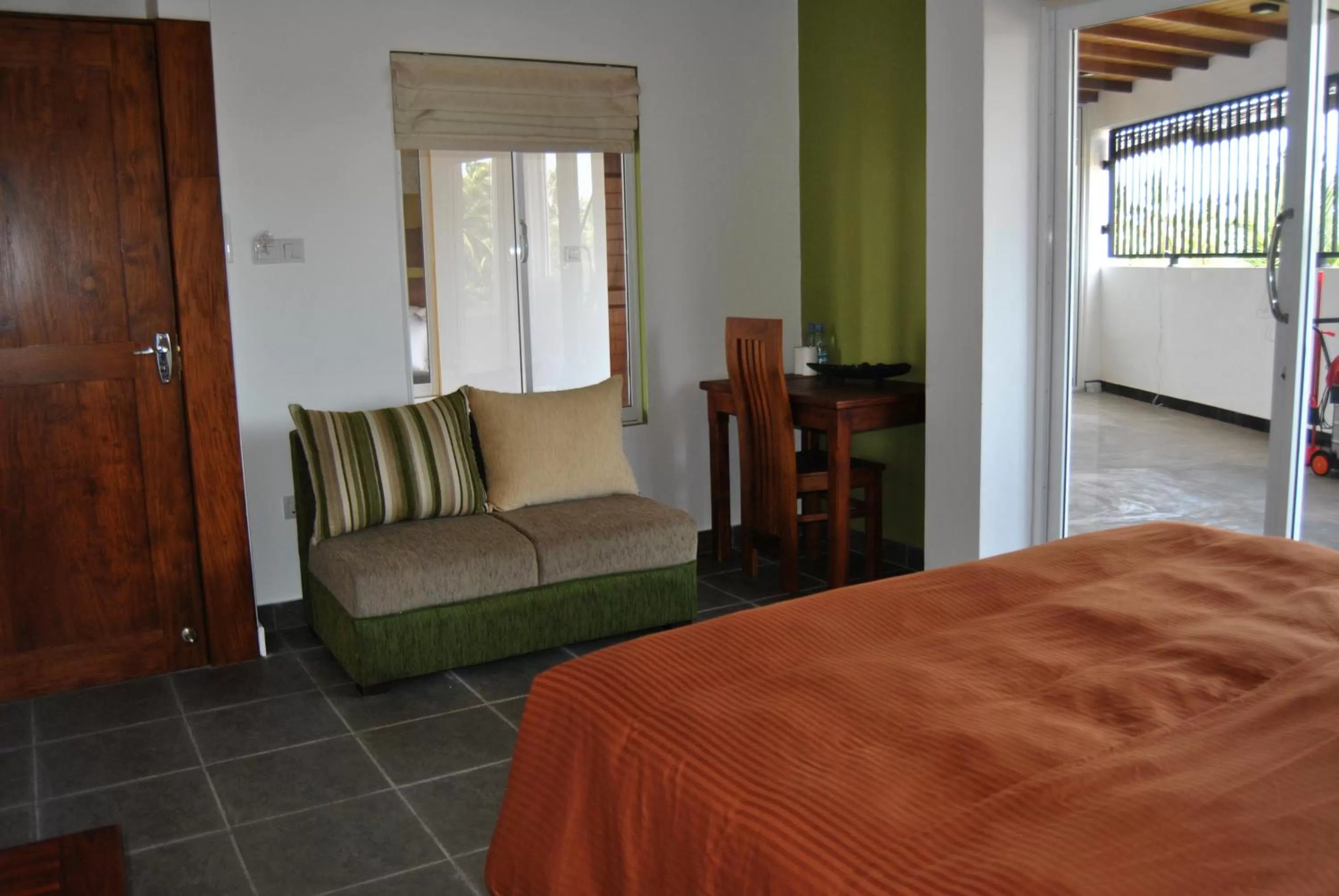 Seating area, TV/Entertainment Center in The Canoe