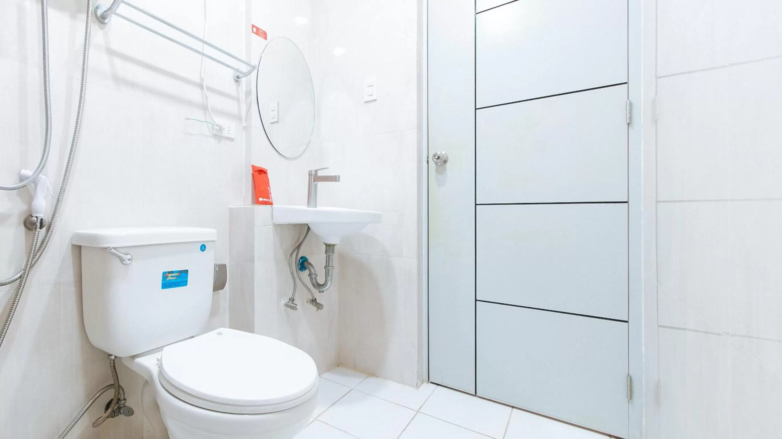 Toilet in RedDoorz at Timog Avenue Quezon City